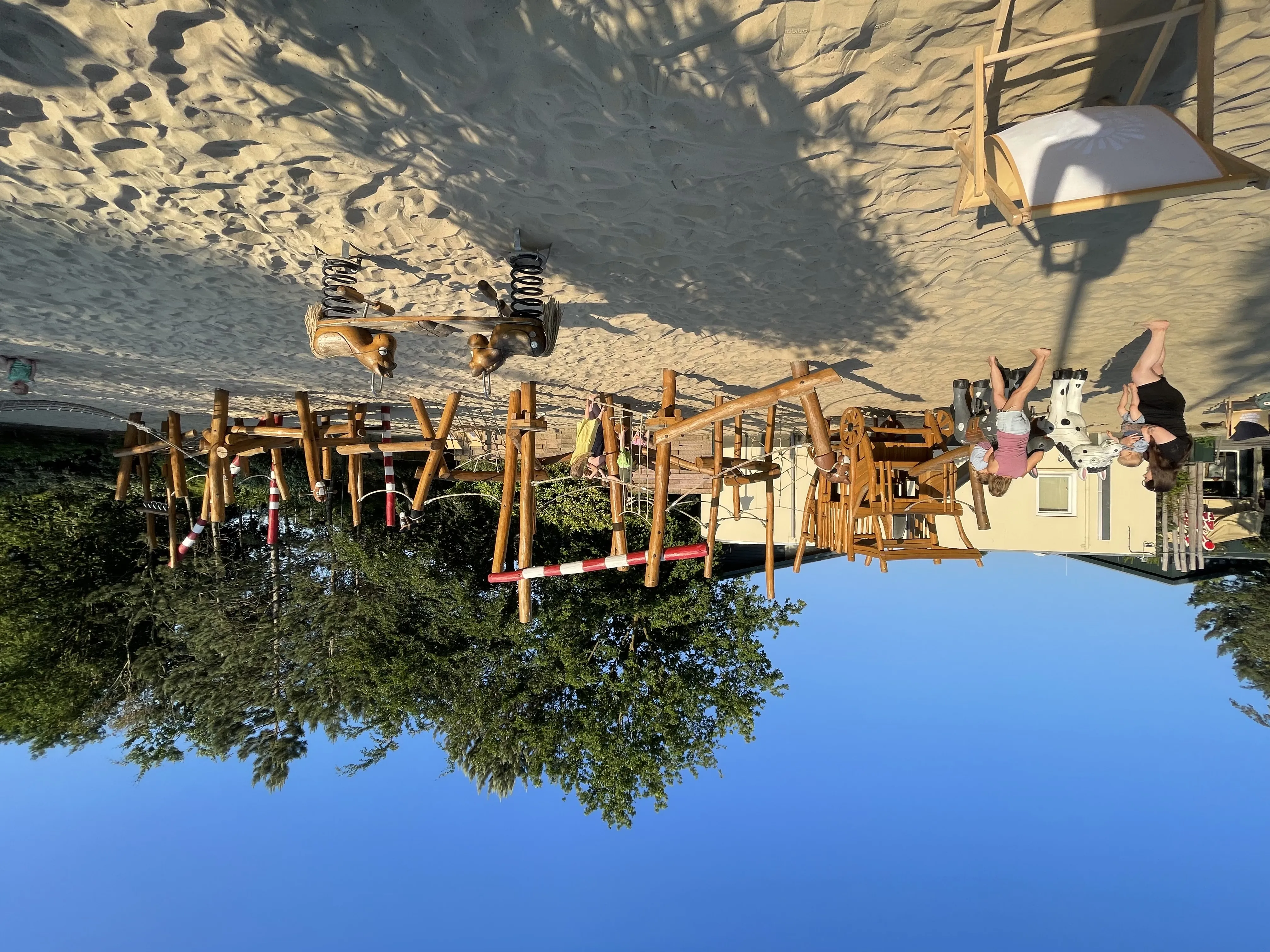 Der Spielplatz an der Action Factory mit Blick auf den See