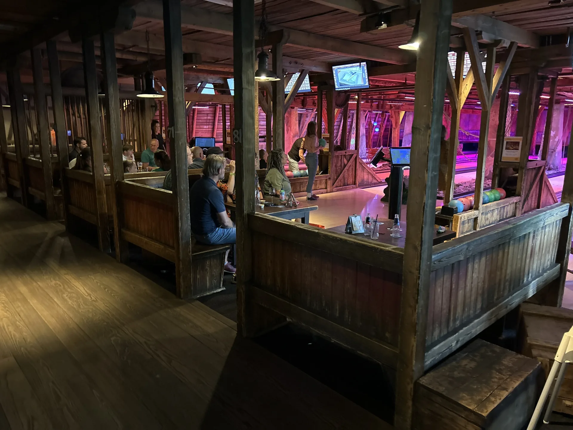 Sportsbar mit Bowlingbahnen im Het Heijderbos