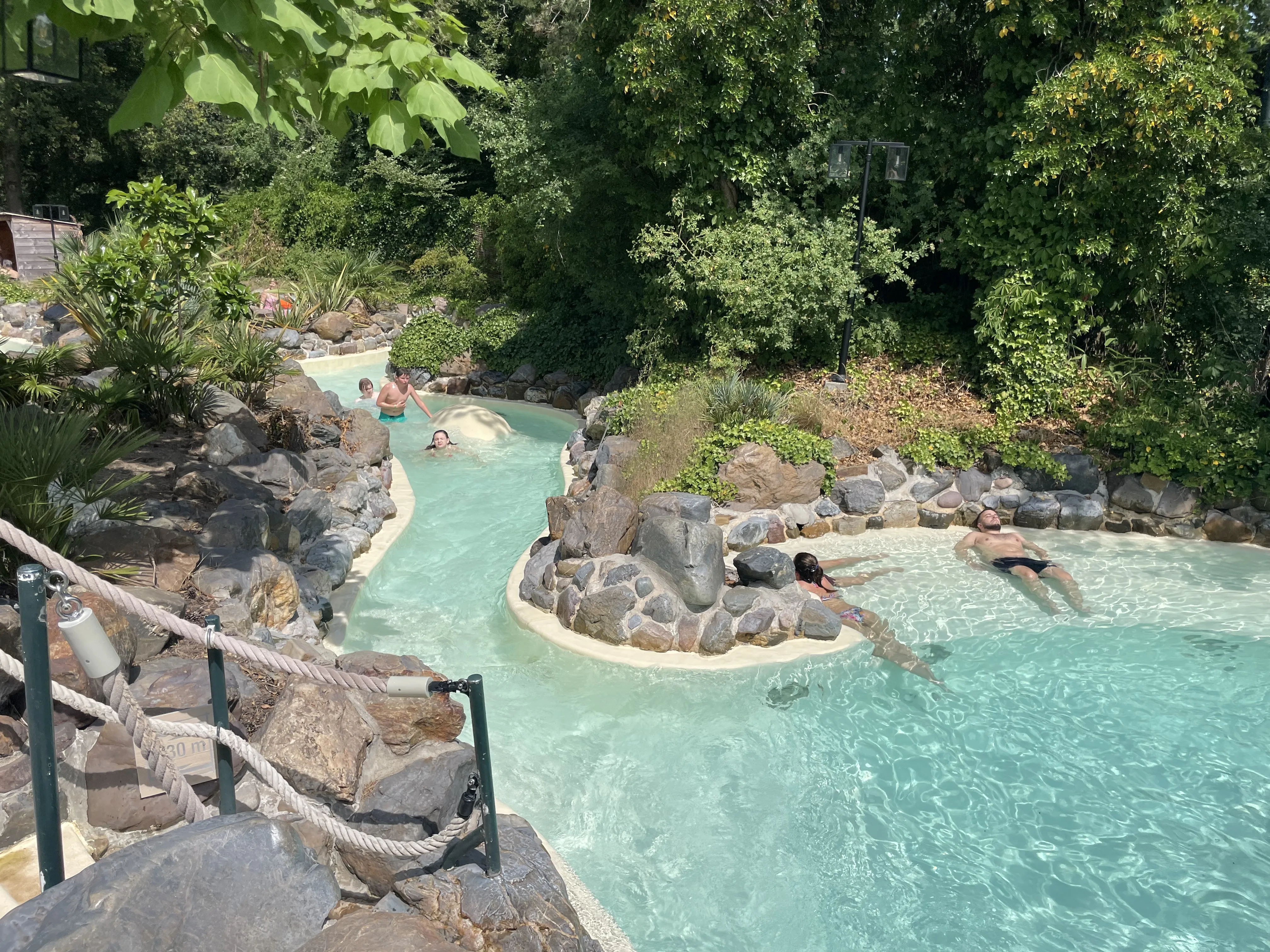Die Wildwasserbahn von außen – sie verläuft über mehrere Ebenen