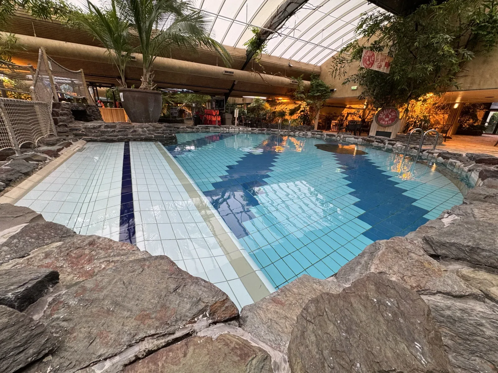 Das Schwimmbad hat mehrere kleine Nebenbecken
