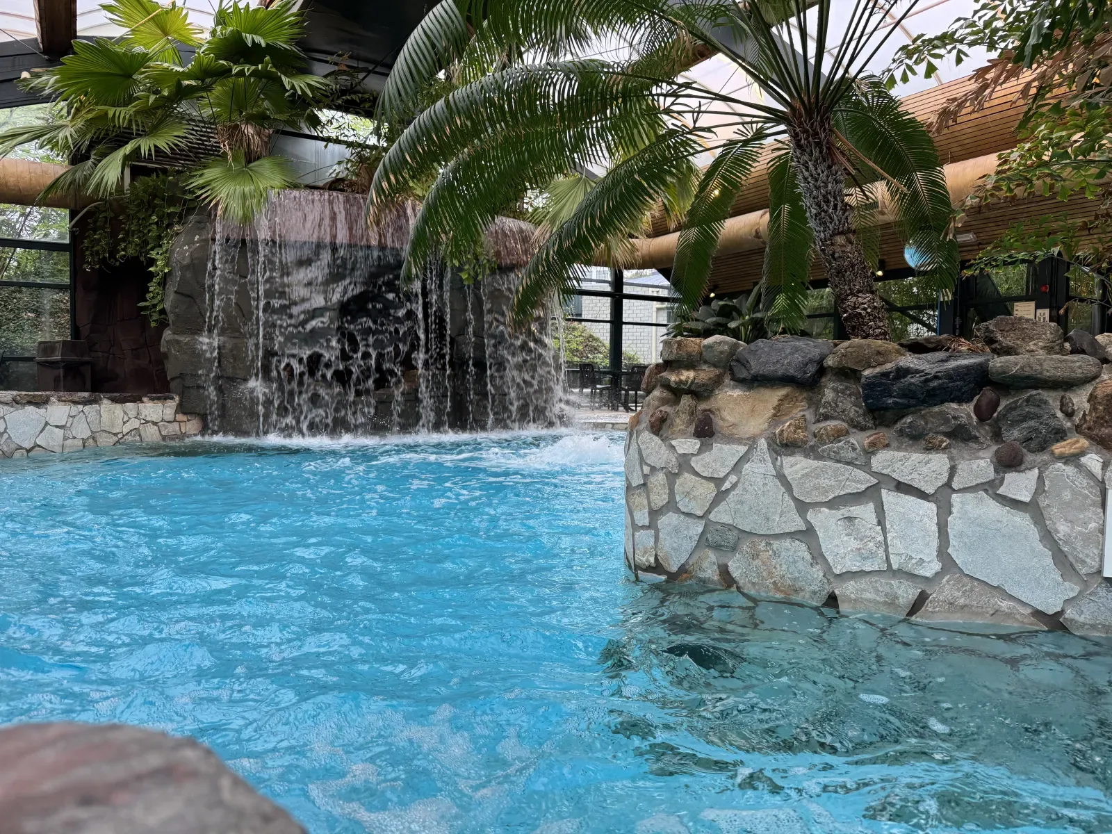 Eines der Nebenbecken mit Wasserfall