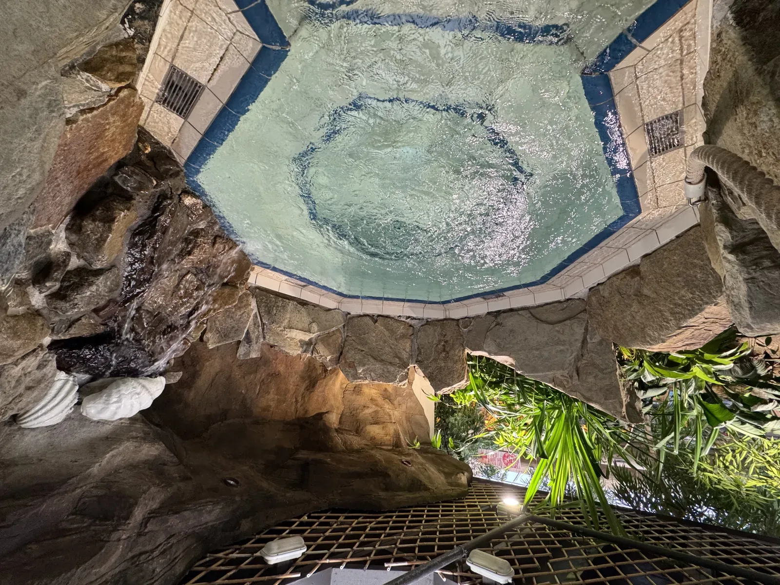 Die Whirlpools in der Felsengrotte