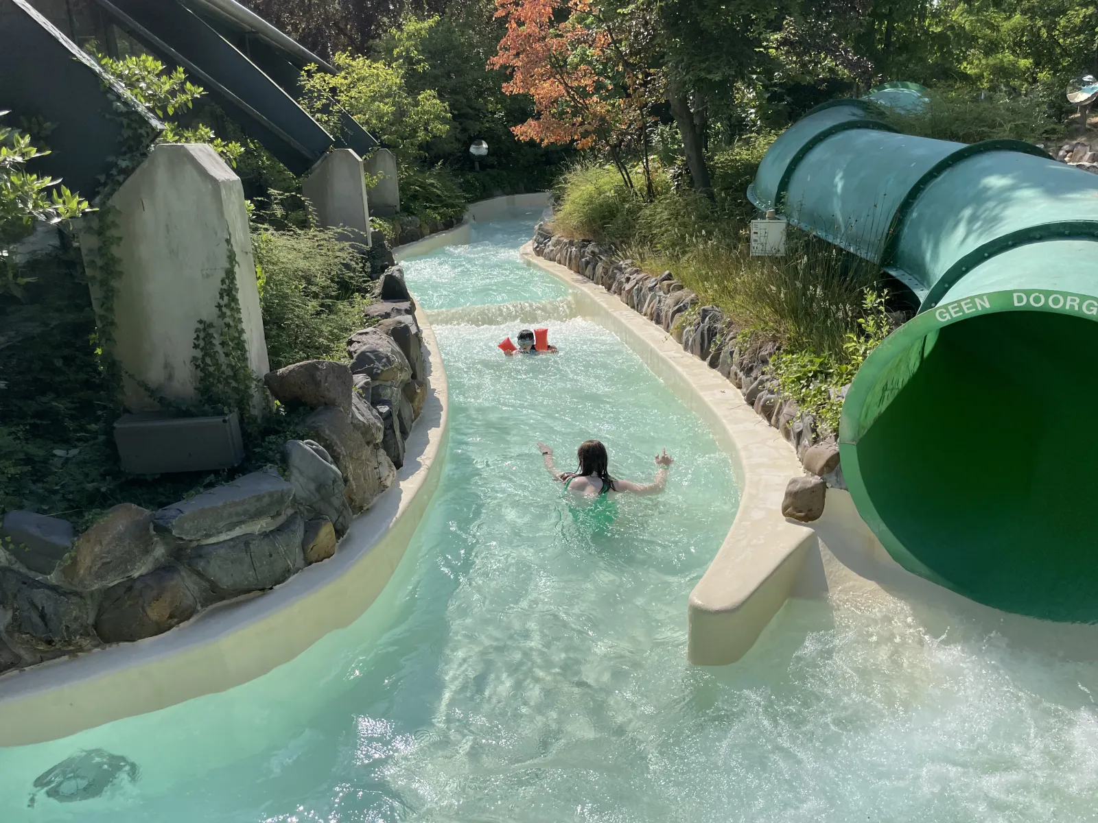 Die Wildwasserbahn - ein Teil führt draußen durch den Park