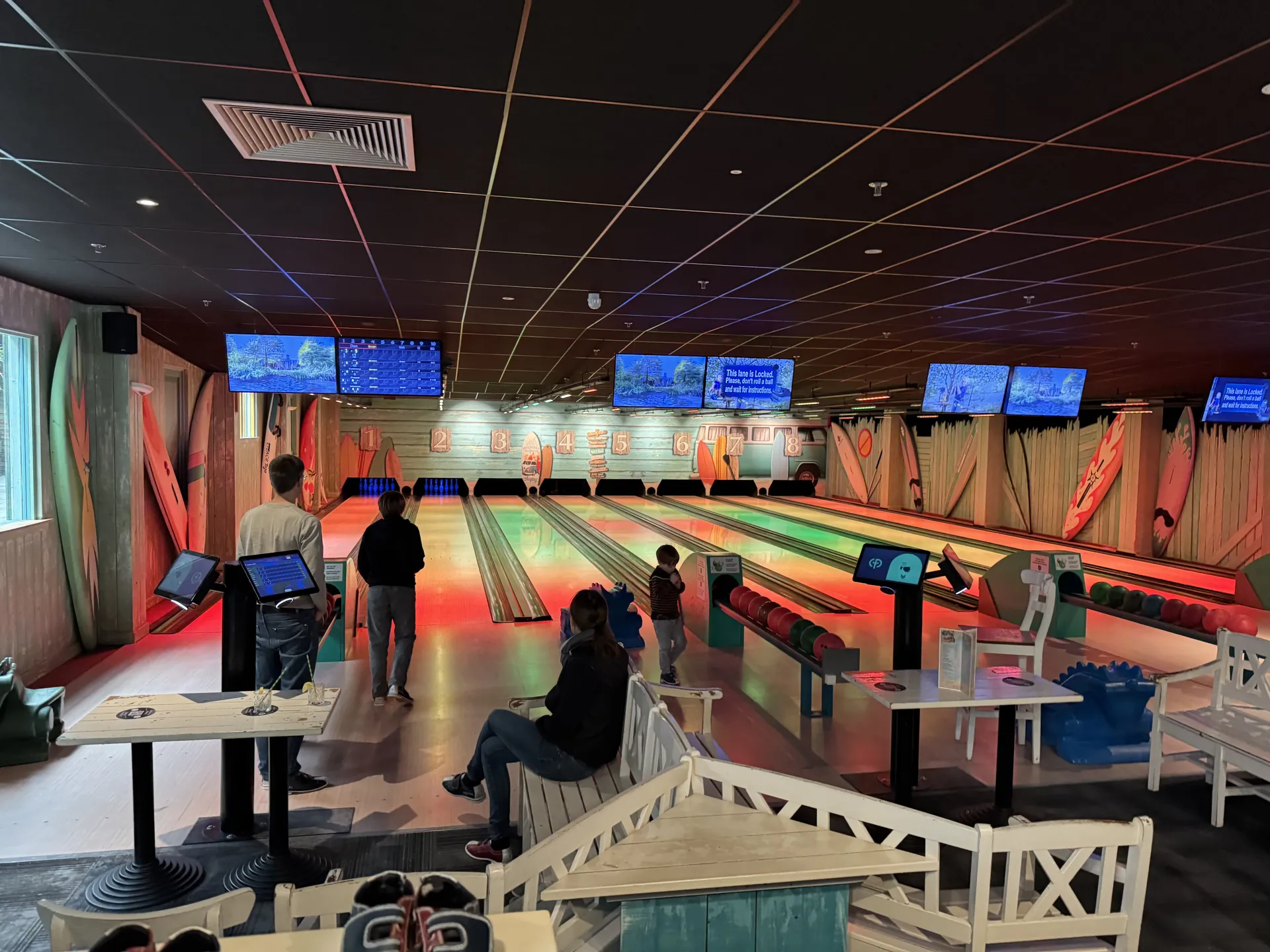 Die Bowlingbahnen - mehrere Bahnen mit bunter Beleuchtung