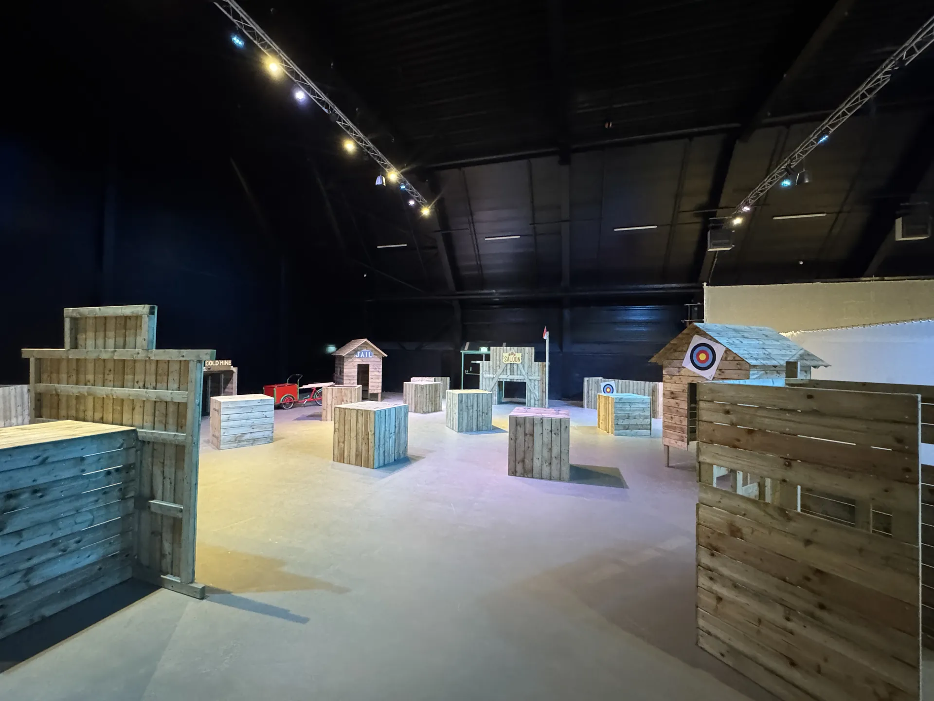 Die Laser Battle Arena mit Holzhütten als Deckung