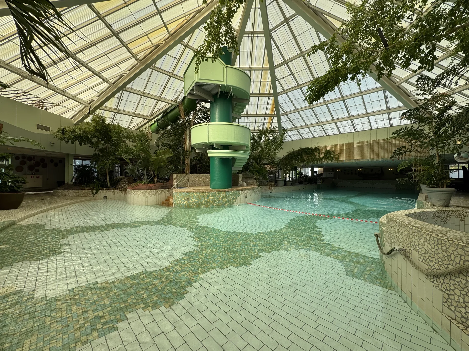 Das Aqua Mundo von einer anderen Perspektive - Blick über das Hauptbecken