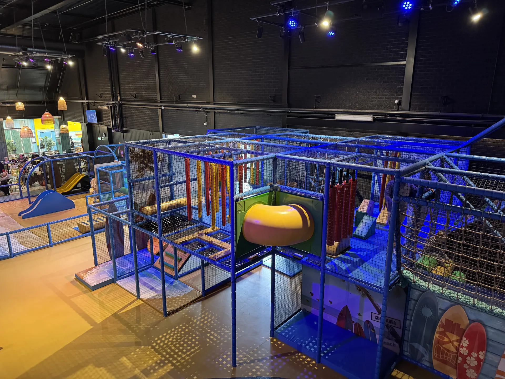 BALUBA-Indoorspielplatz im Park Zandvoort mit Klettergerüst von oben