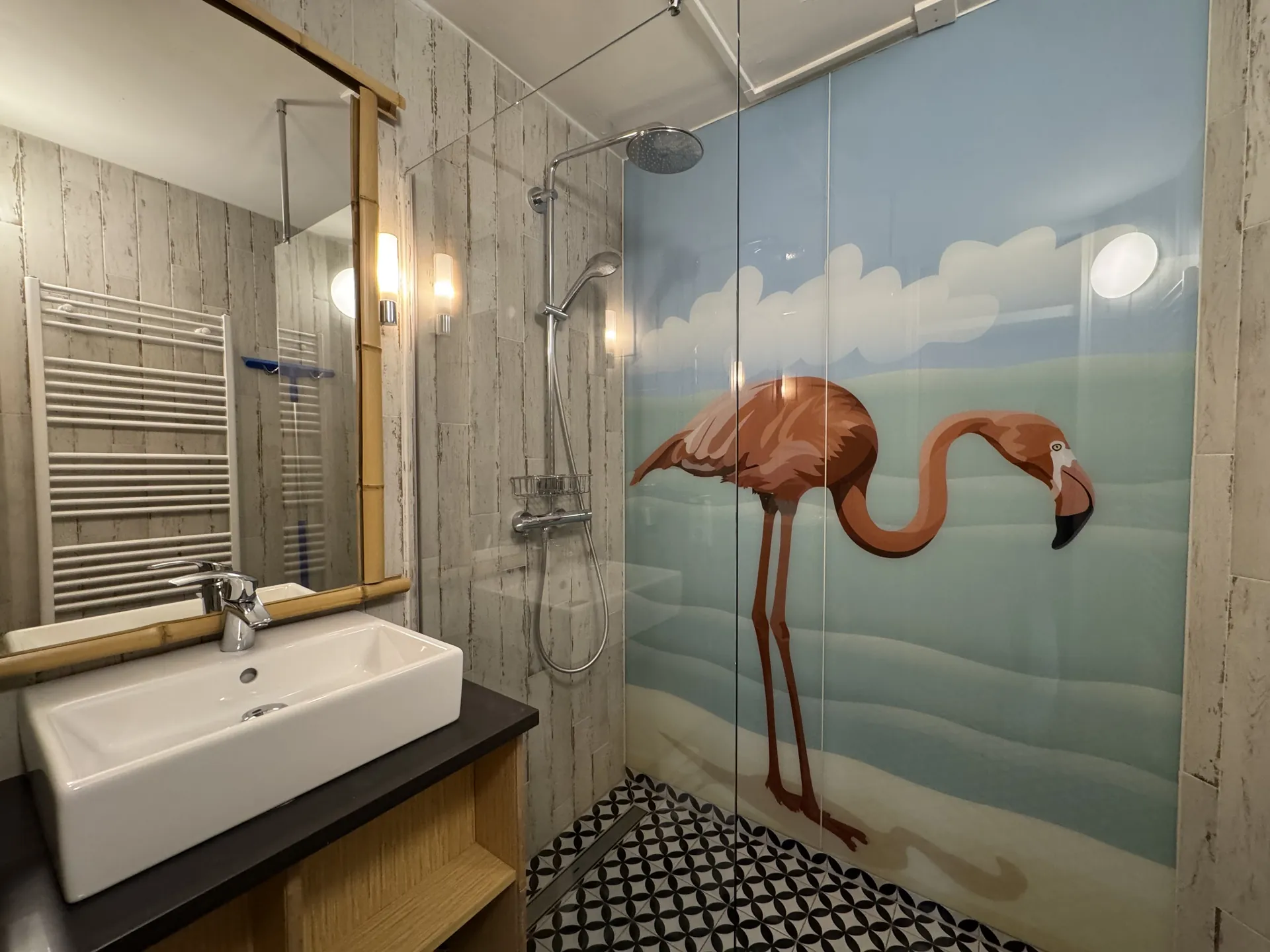 Badezimmer mit ebenerdiger Dusche, Flamingo-Glaswand und modernem Waschbecken