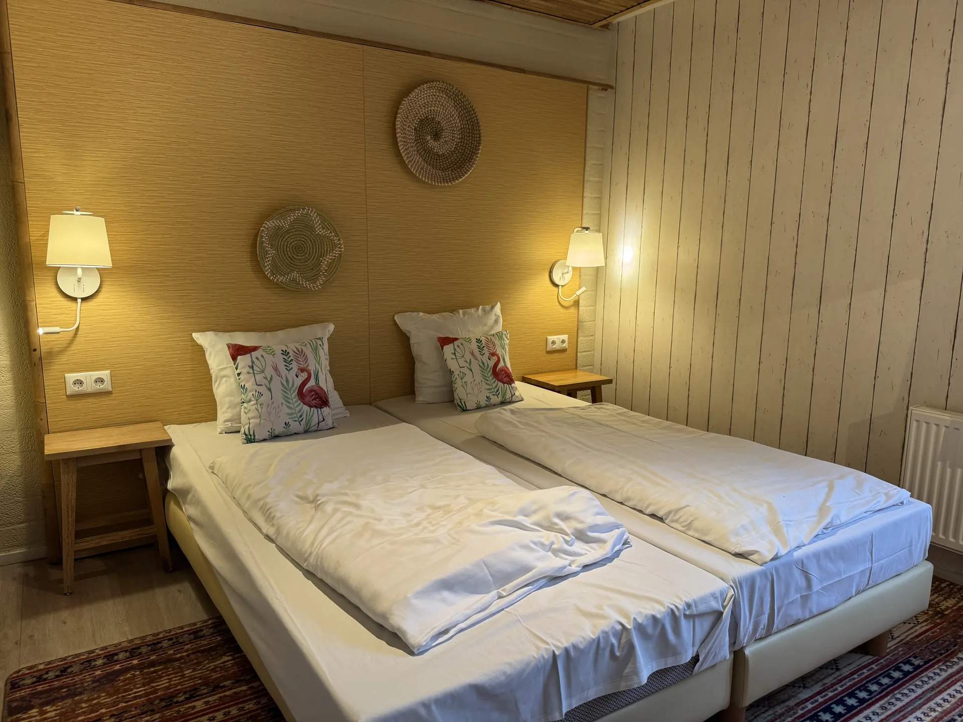 Elternschlafzimmer mit Doppelbett, Akzentwand und Wanddeko im Strandhaus-Stil