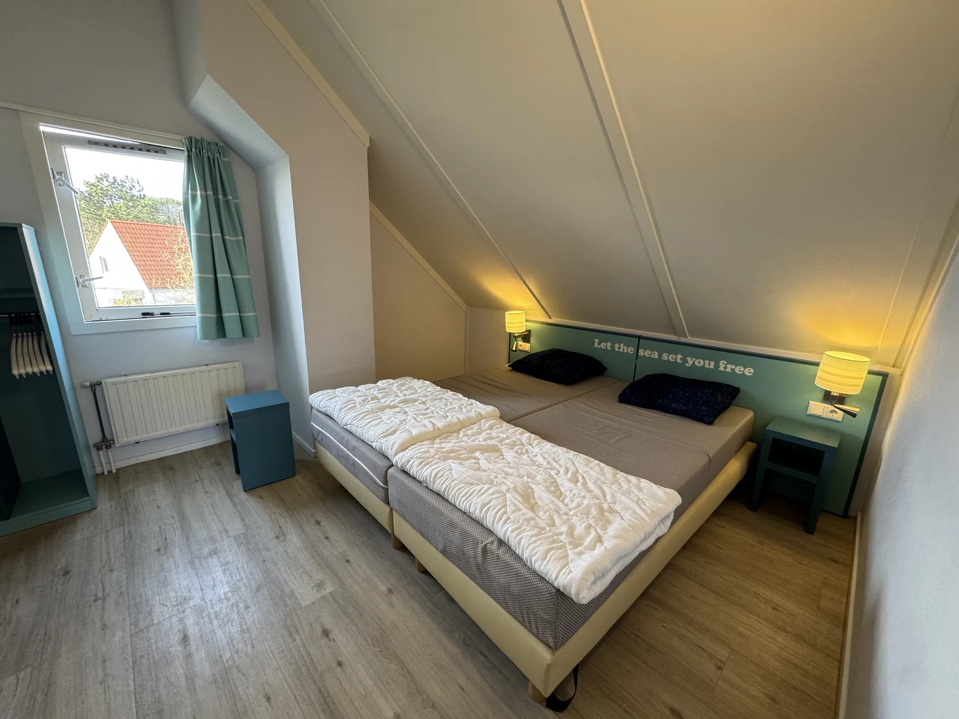 Schlafzimmer im Obergeschoss mit Doppelbett unter der Dachschräge