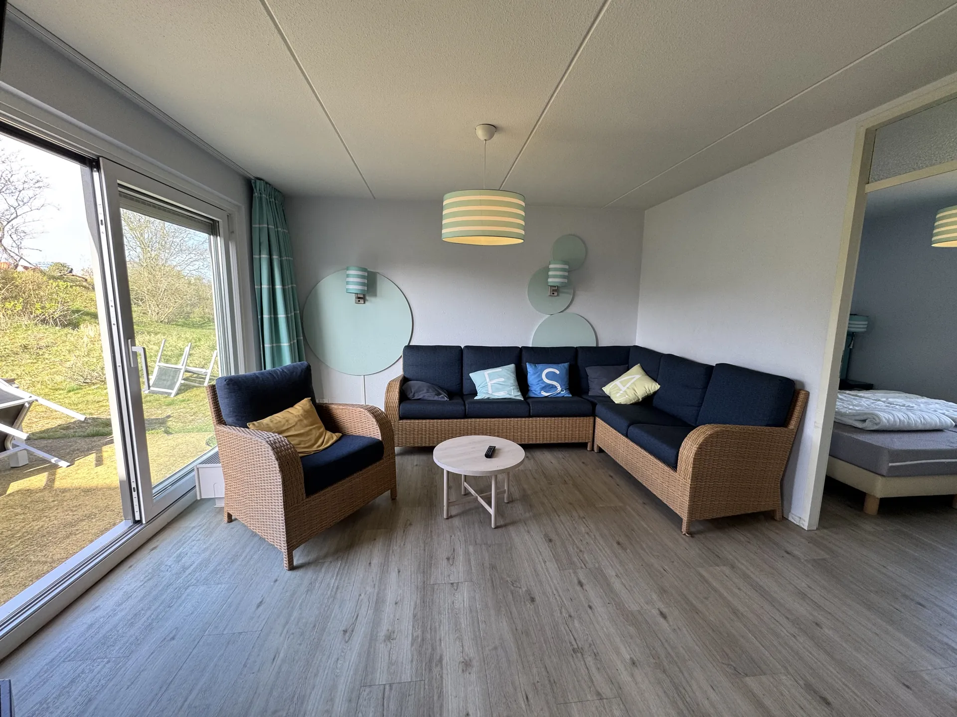 Comfort-Ferienhaus im Center Parcs Park Zandvoort mit Blick auf die Terrasse