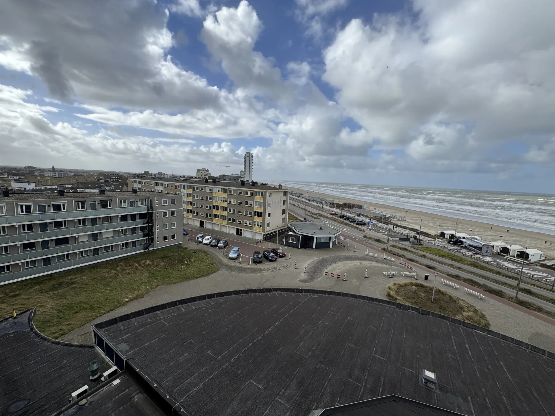 Seitlicher Blick vom Hotel Richtung Zandvoort mit Wohngebäuden, Promenade und Meer im Hintergrund