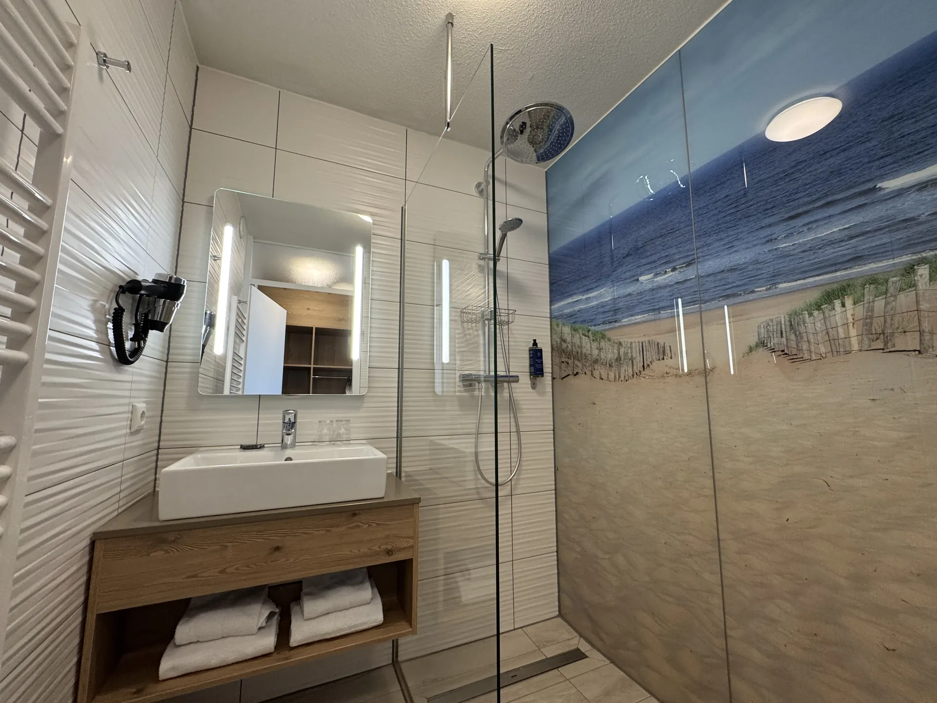Modernes Badezimmer mit begehbarer Glasdusche und Regenduschkopf