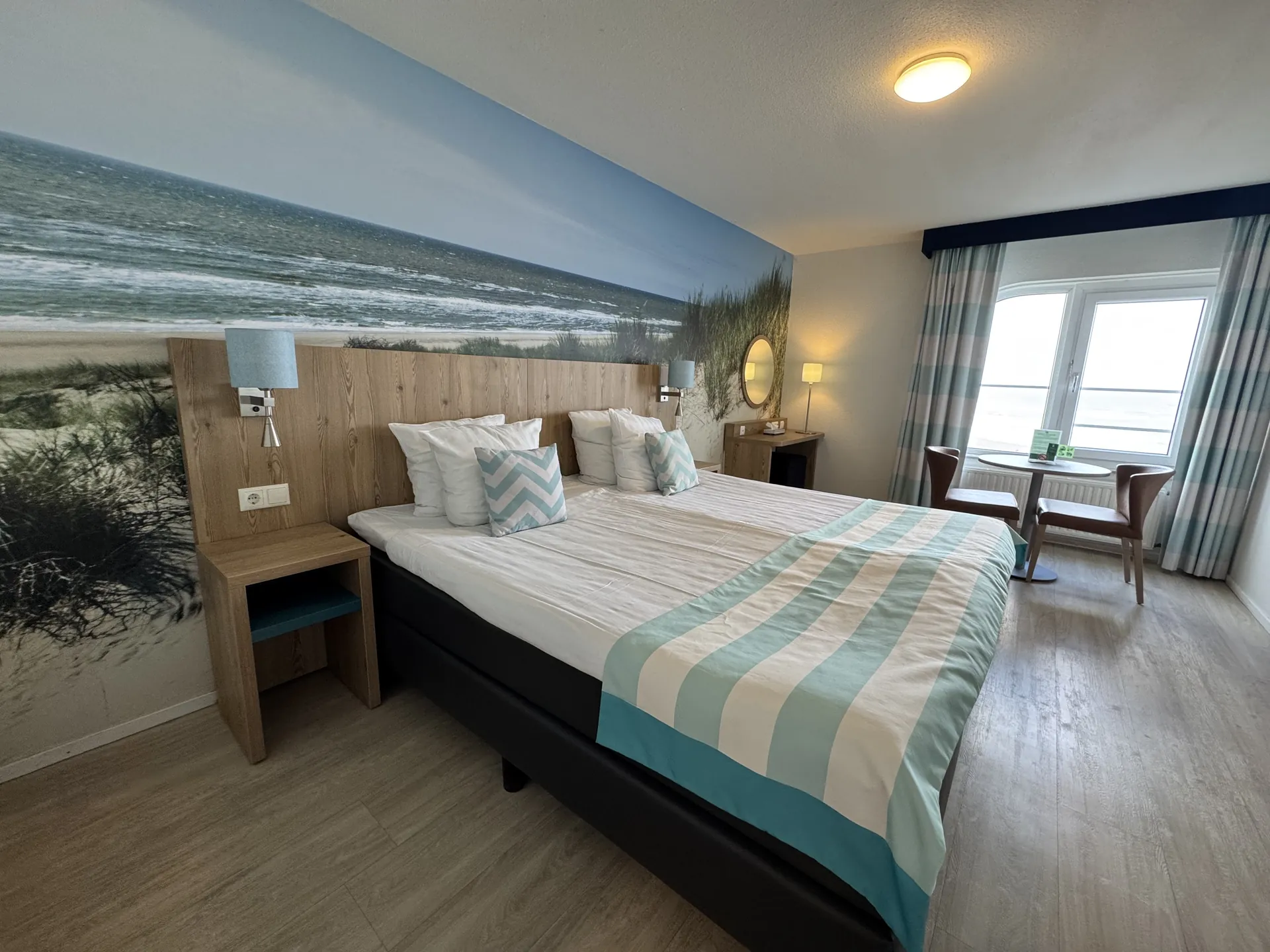 Strandhotel-Zimmer im Center Parcs Park Zandvoort mit Meerblick