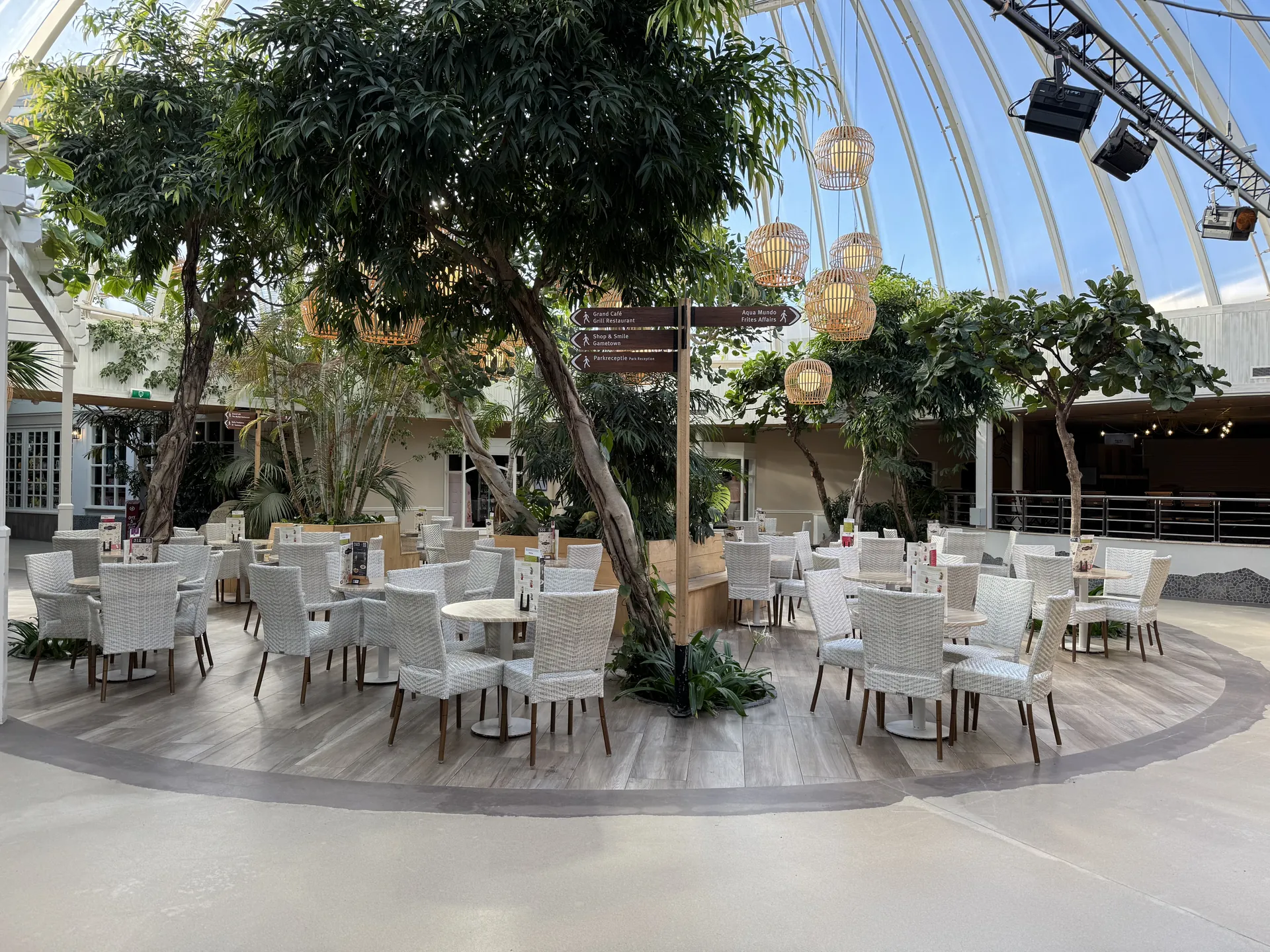 Der Market Dome Innenraum mit Palmen und Sitzbereich