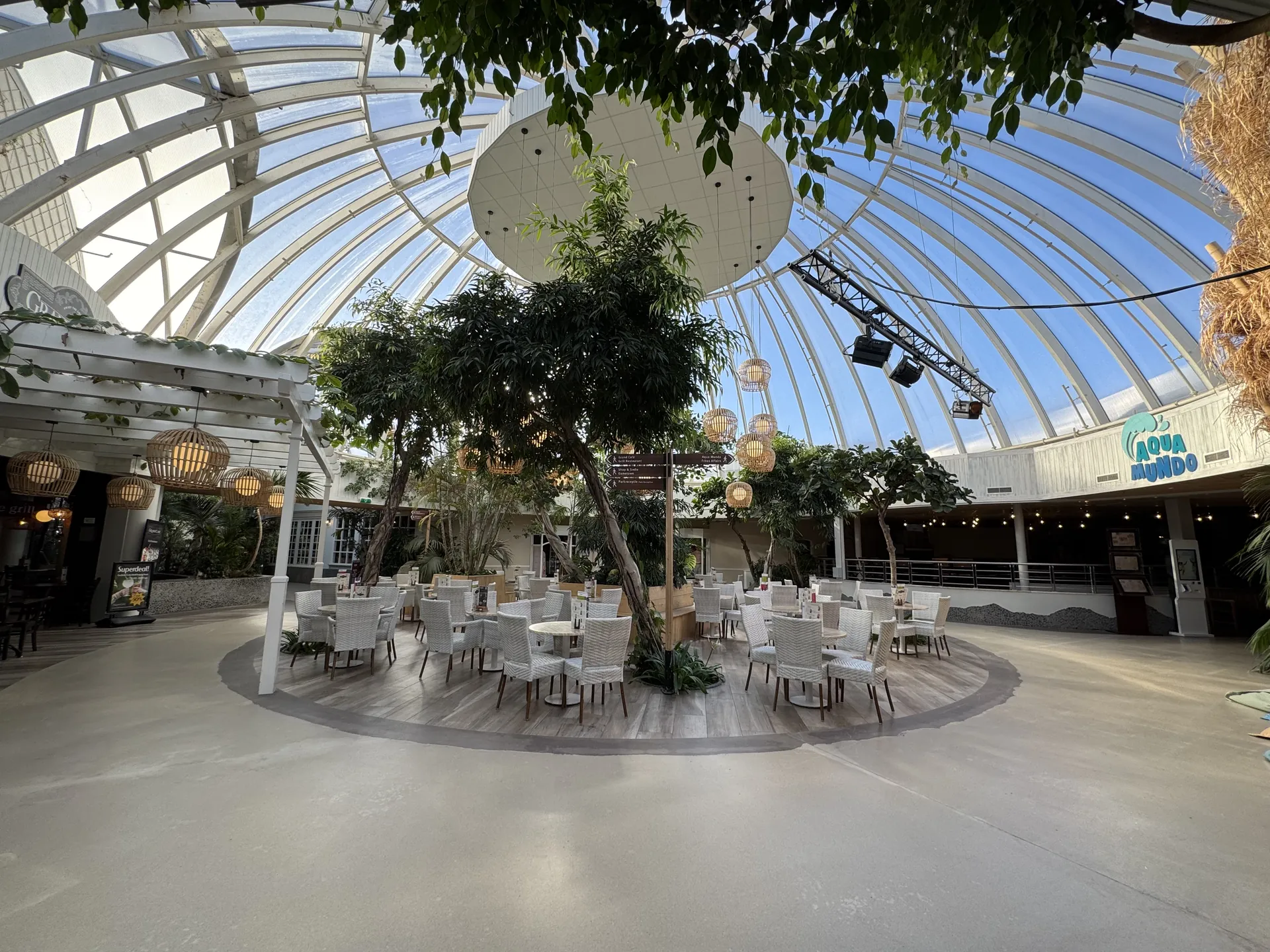 Sitzbereich unter der Kuppel des Market Dome