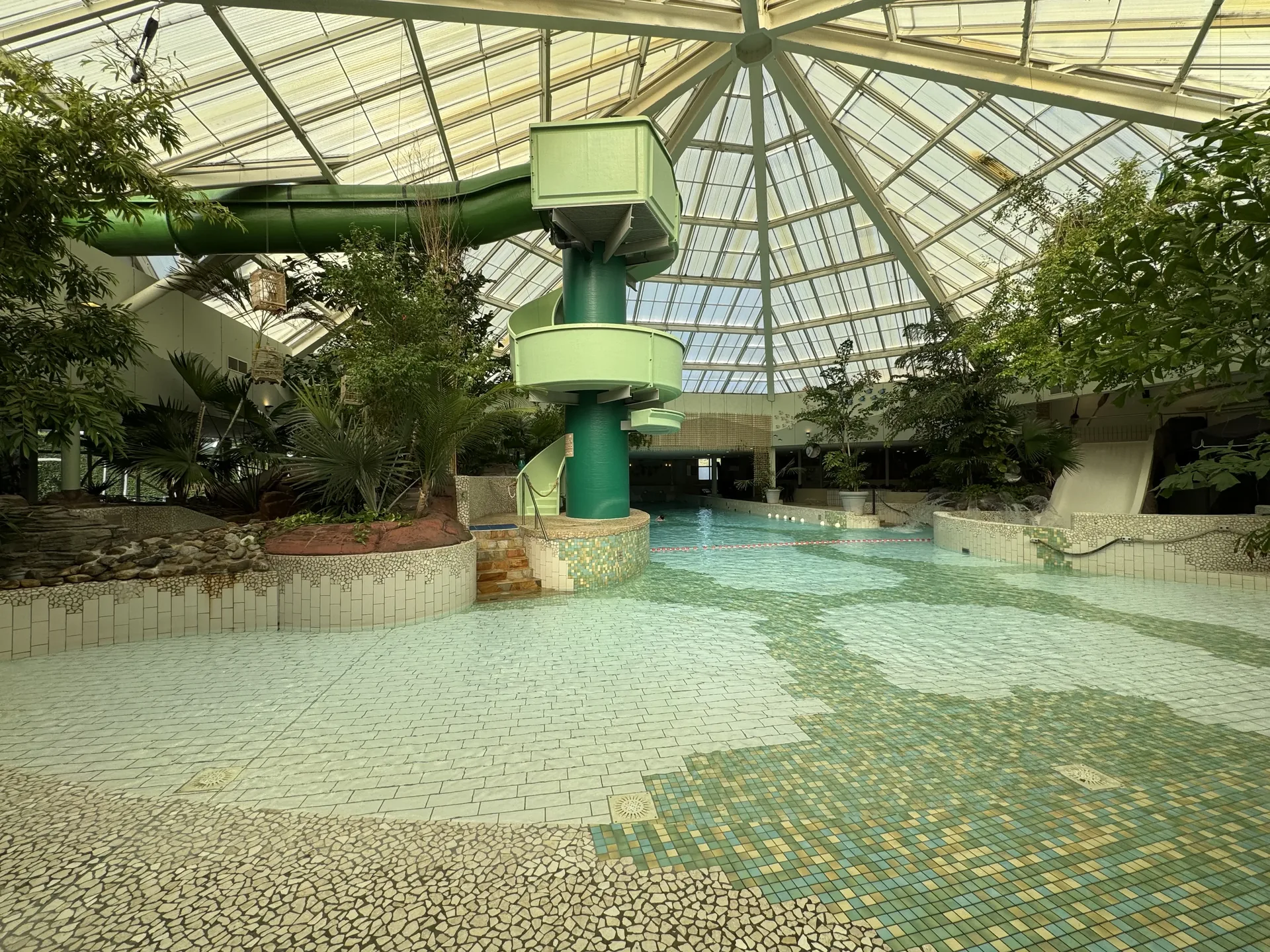 Aqua Mundo im Park Zandvoort mit Rutschenturm und Hauptbecken