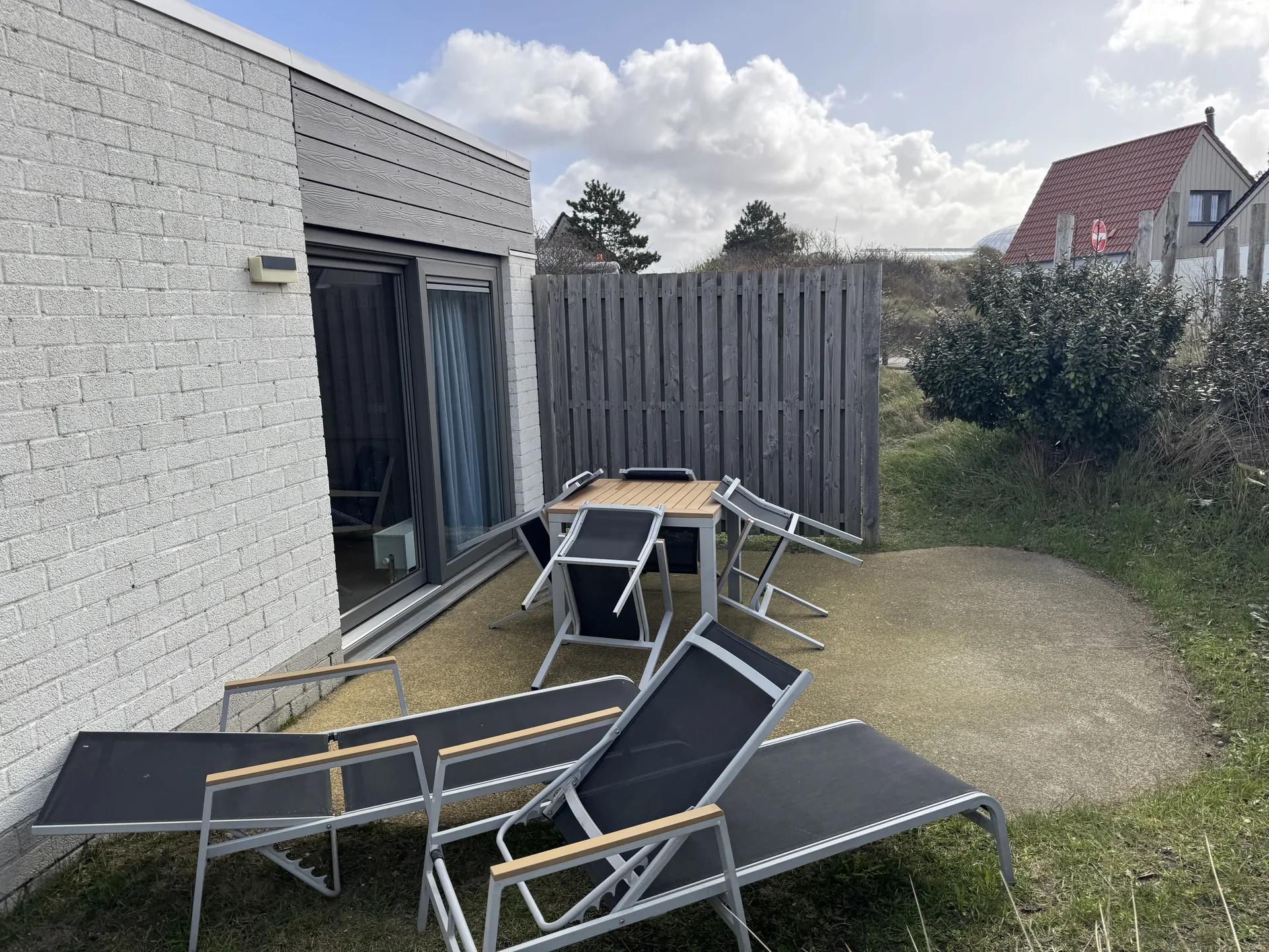 Außenansicht des Premium-Ferienhauses mit grauer Steinfassade