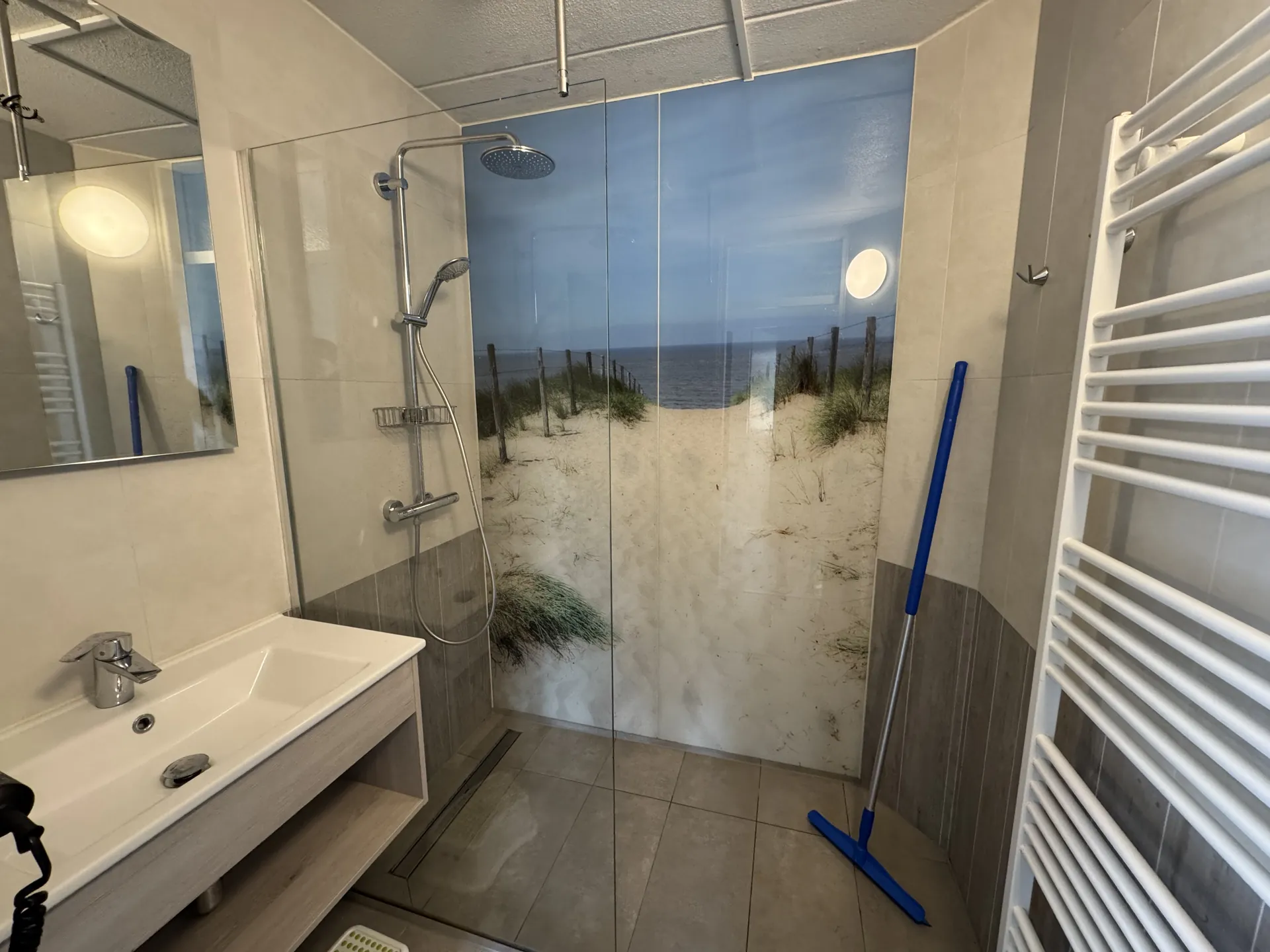 Badezimmer mit Waschtisch und Handtuchheizkörper