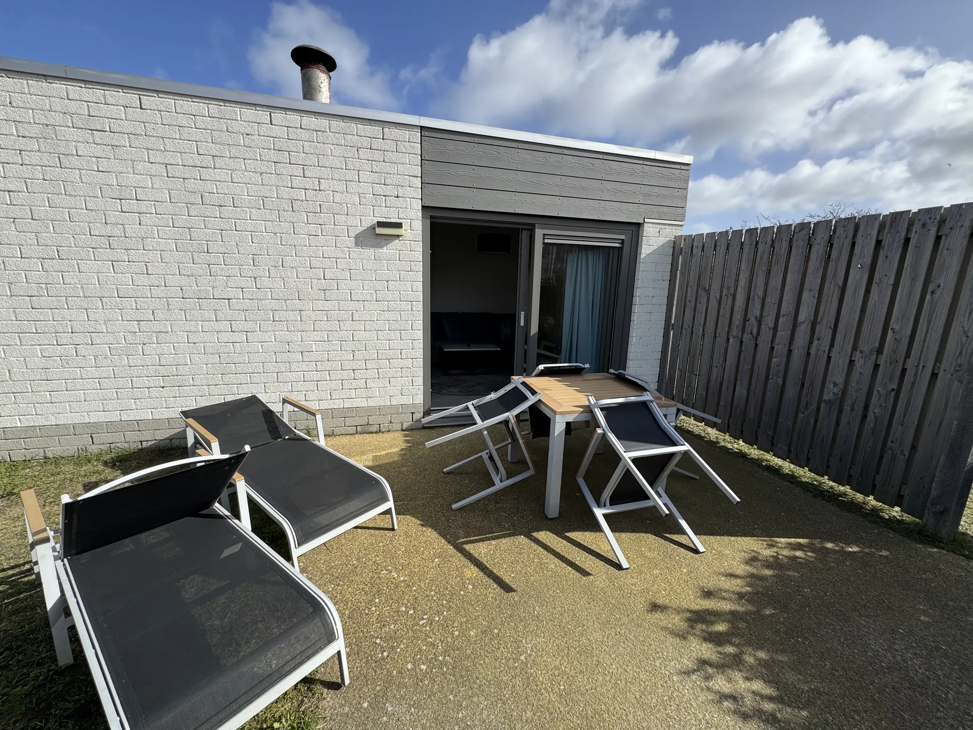 Außenansicht des Ferienhauses von der Terrasse aus