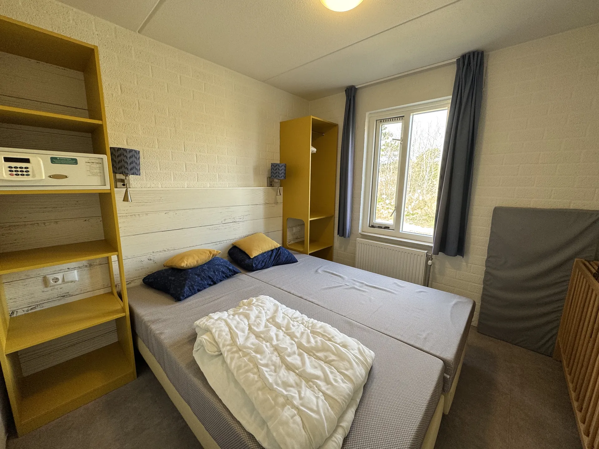 Schlafzimmer mit Doppelbett und Babybett daneben