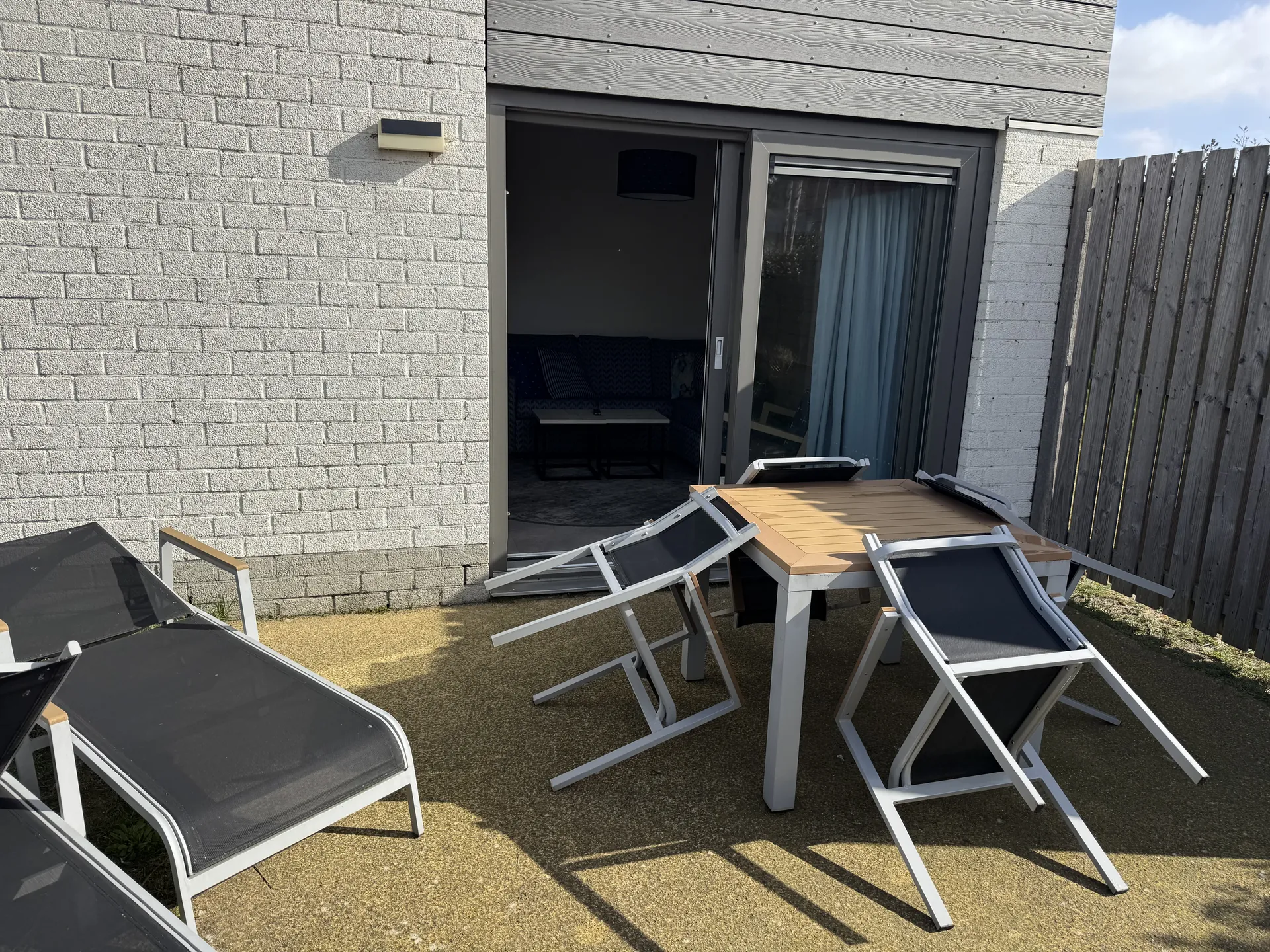 Eingang zur Terrasse mit Blick auf das Haus
