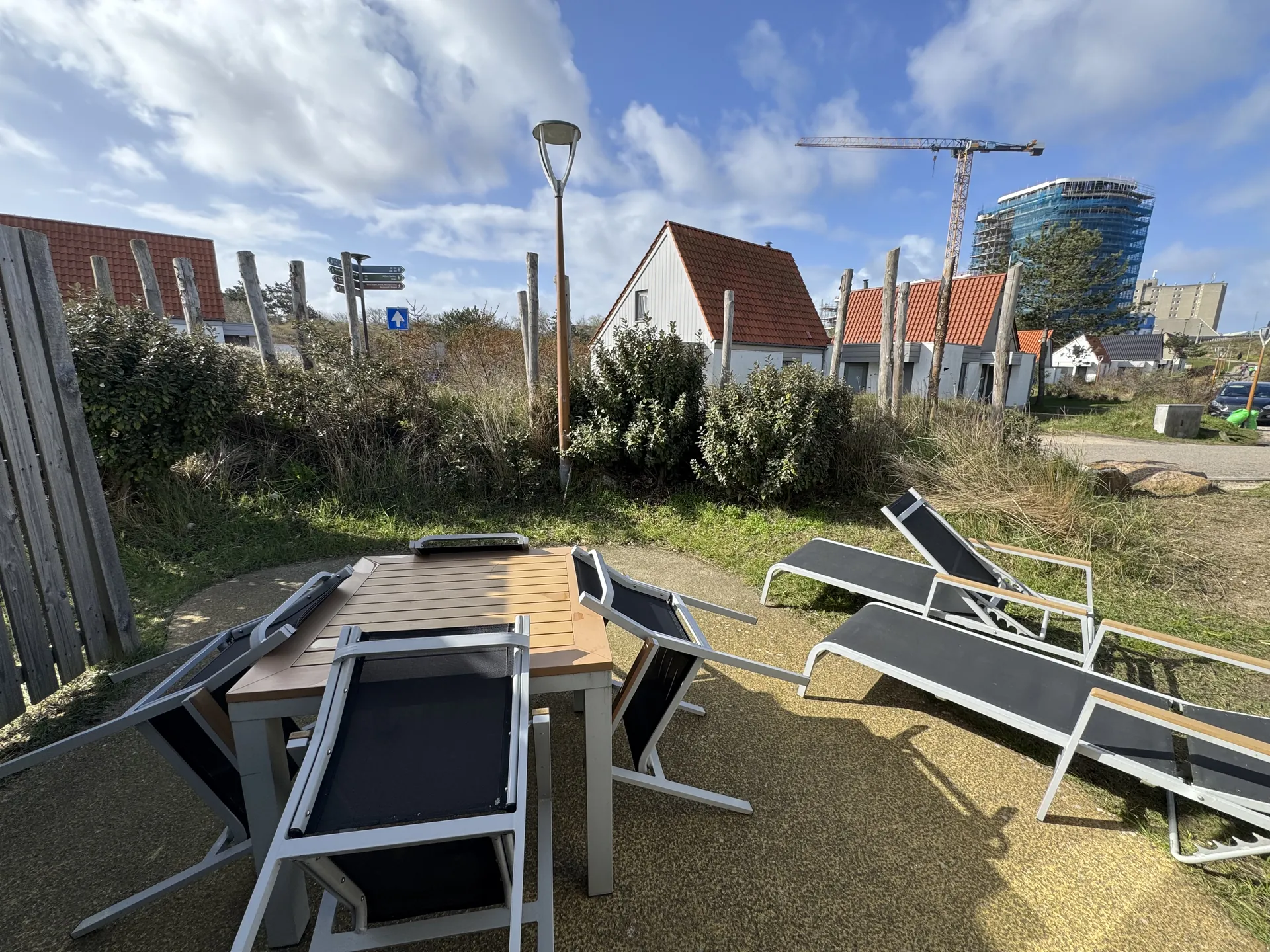 Terrasse mit Esstisch, Stühlen und Sonnenliegen