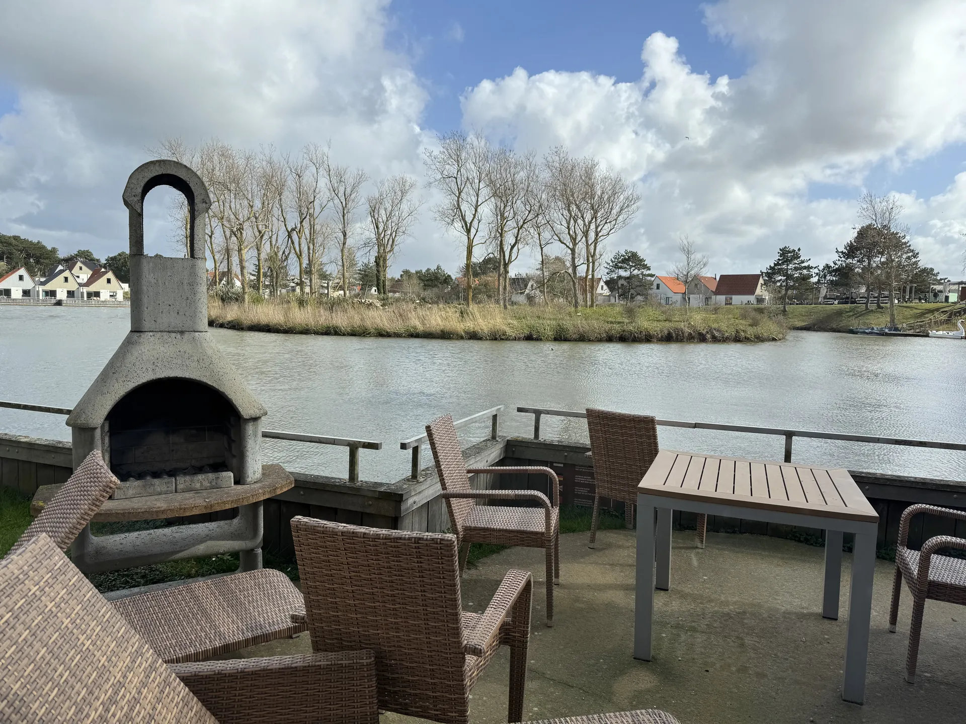 VIP-Ferienhaus in Lakeside-Lage mit Terrasse direkt am See