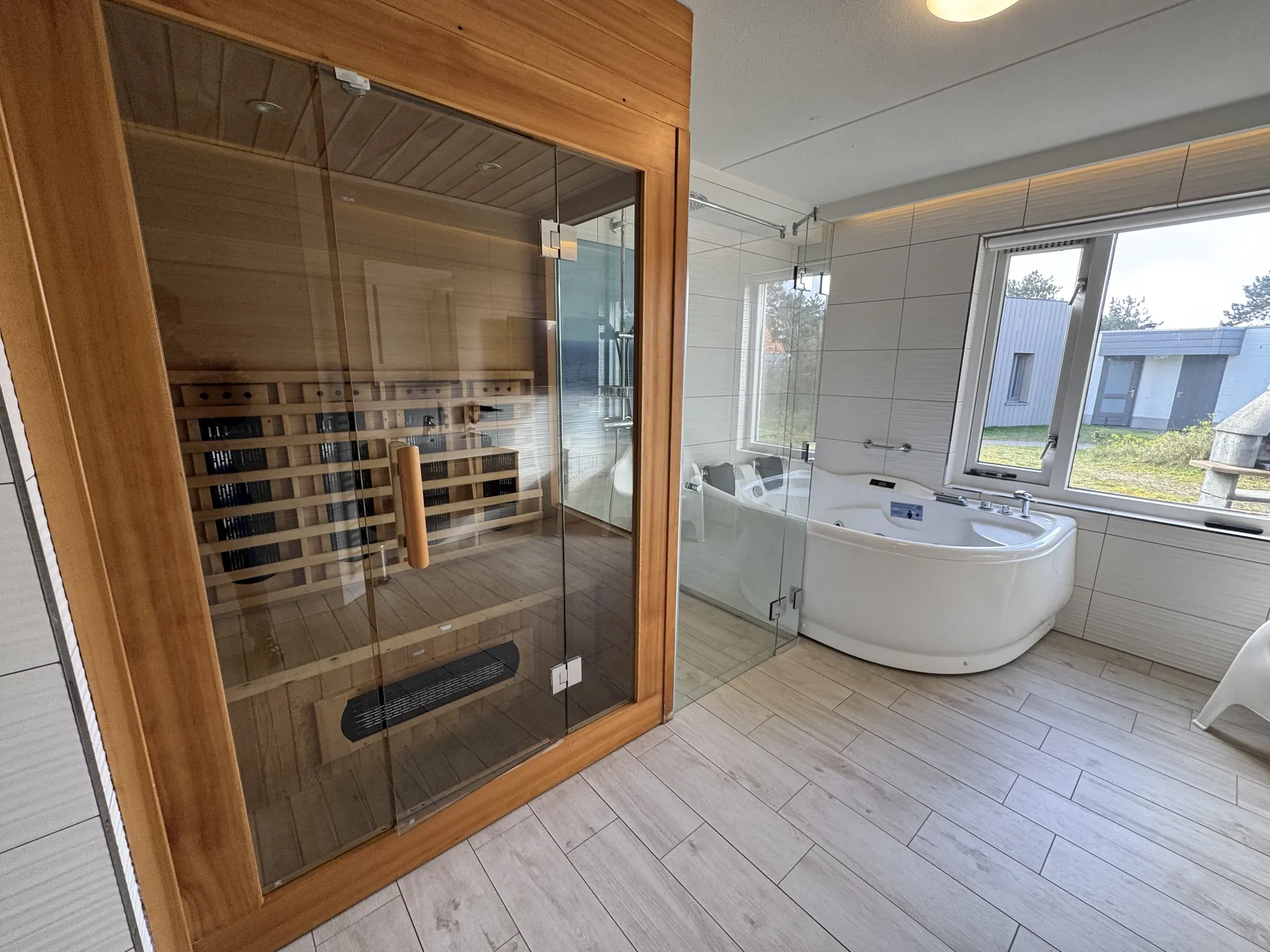 Infrarot-Sauna aus Holz mit Glastür, direkt im Badezimmer