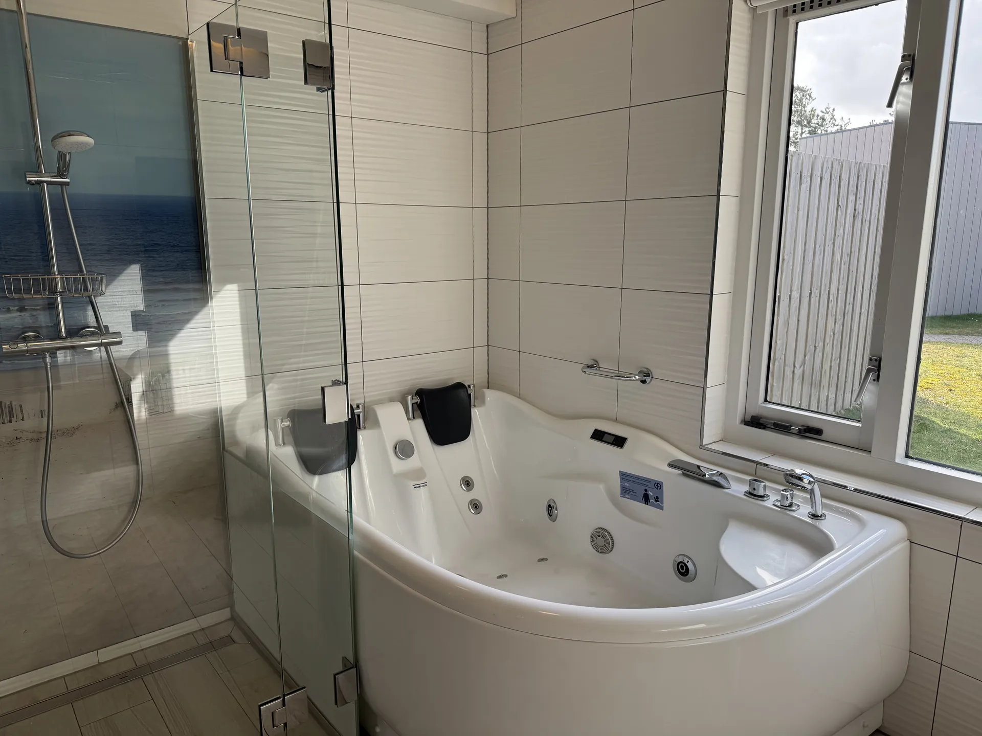 Nahaufnahme des Whirlpools mit Düsen und Armaturen