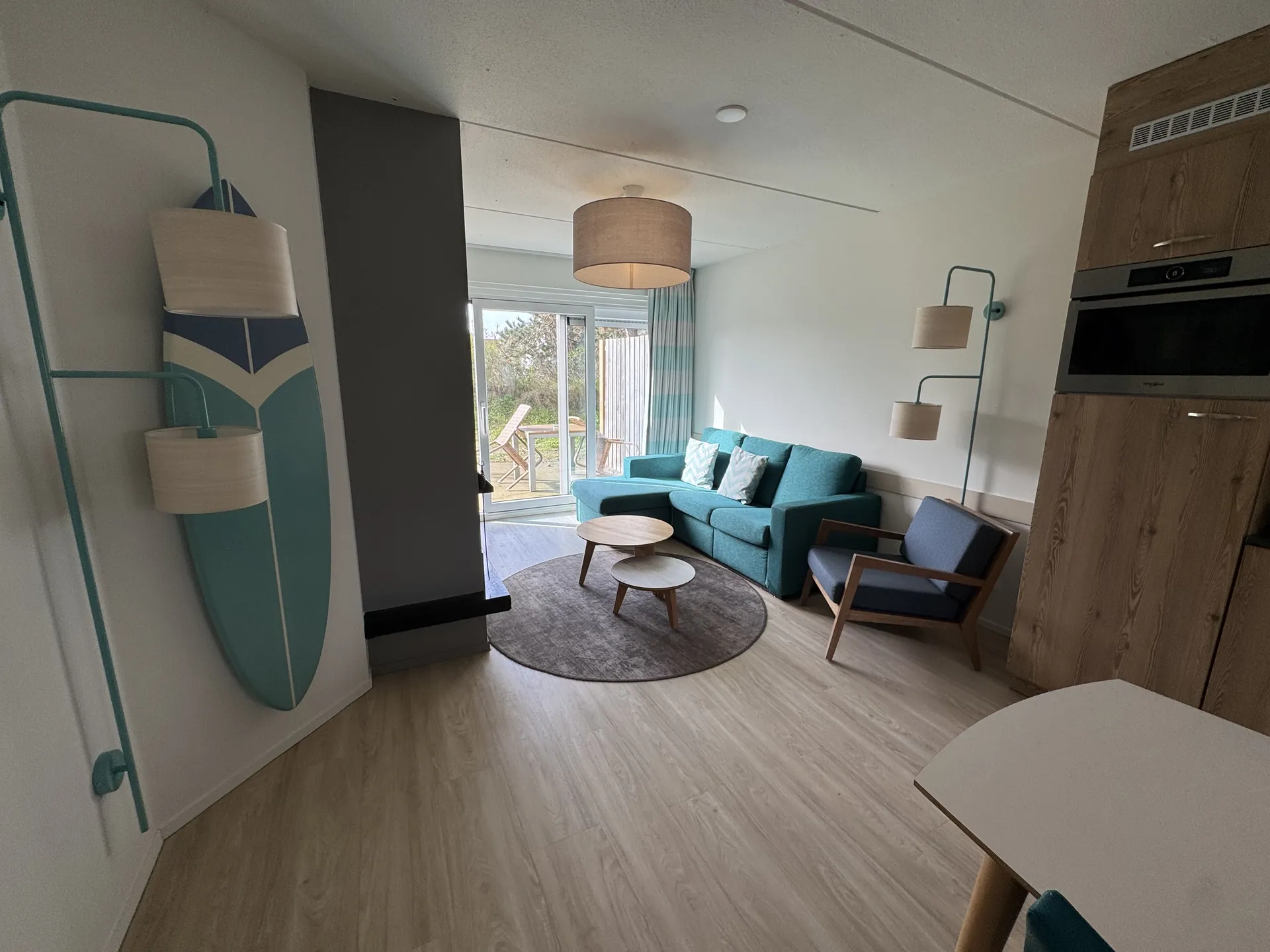 Wohnzimmer im VIP-Ferienhaus im Center Parcs Park Zandvoort mit Surf-Design
