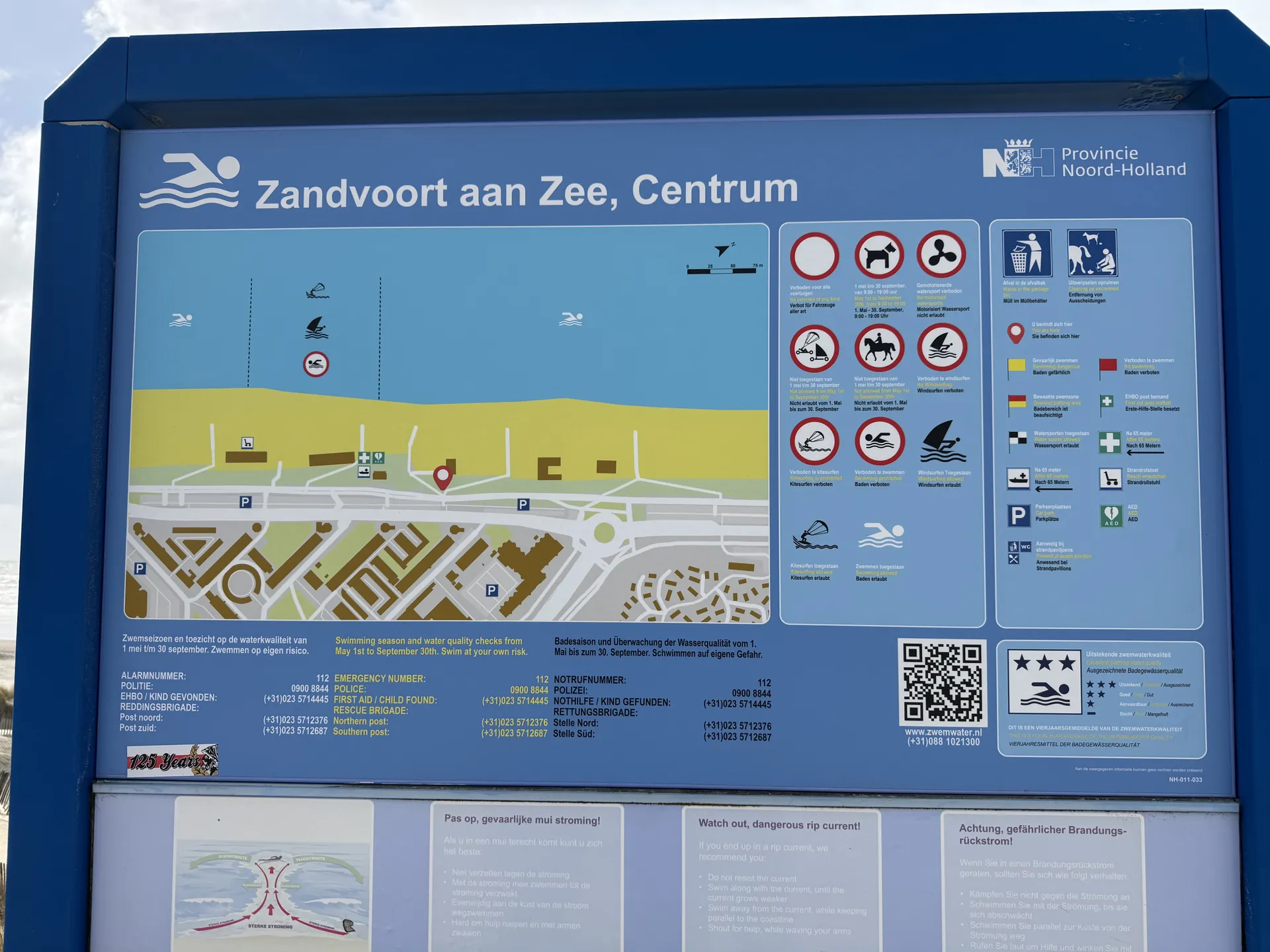 Infotafel am Strand von Zandvoort - mit Baderegeln und Notfallnummern
