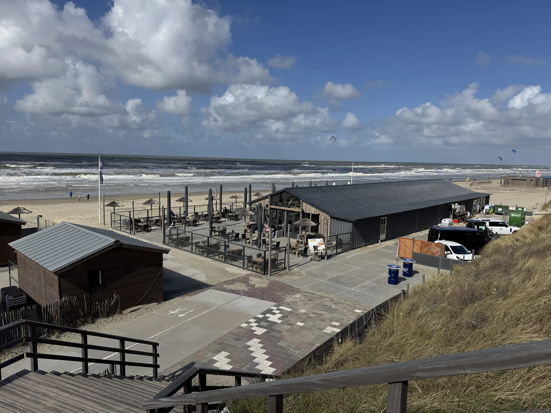 Eines der größeren Strandrestaurants - direkt in den Dünen mit Blick aufs Meer
