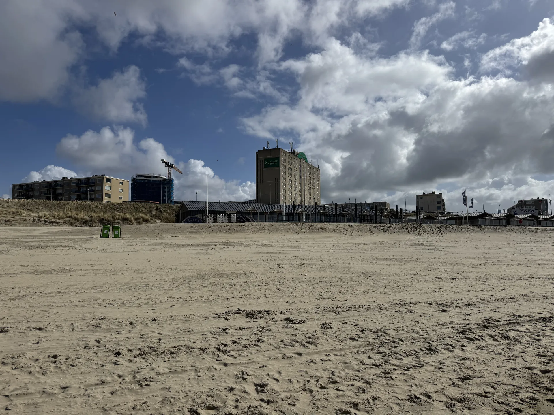 Center Parcs Strandhotel vom Strand aus gesehen - der breite Sandstrand ist gut zu erkennen