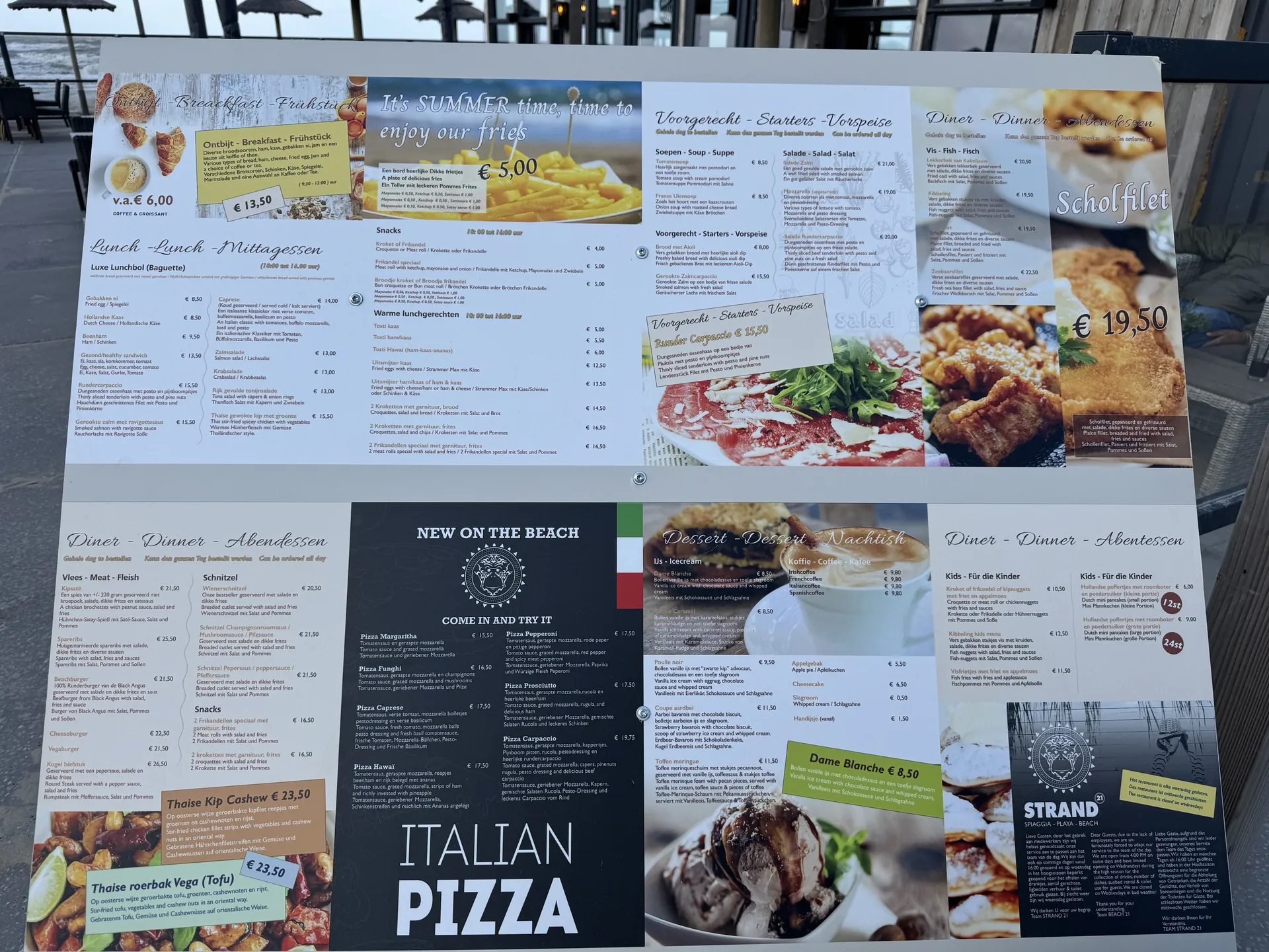 Speisekarte eines Strandrestaurants - von Frühstück über Pizza bis Abendessen