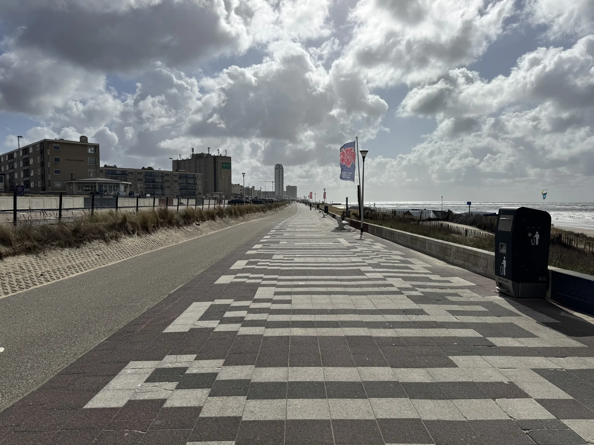 Strandpromenade von Zandvoort aan Zee mit Restaurants und Nordseeblick