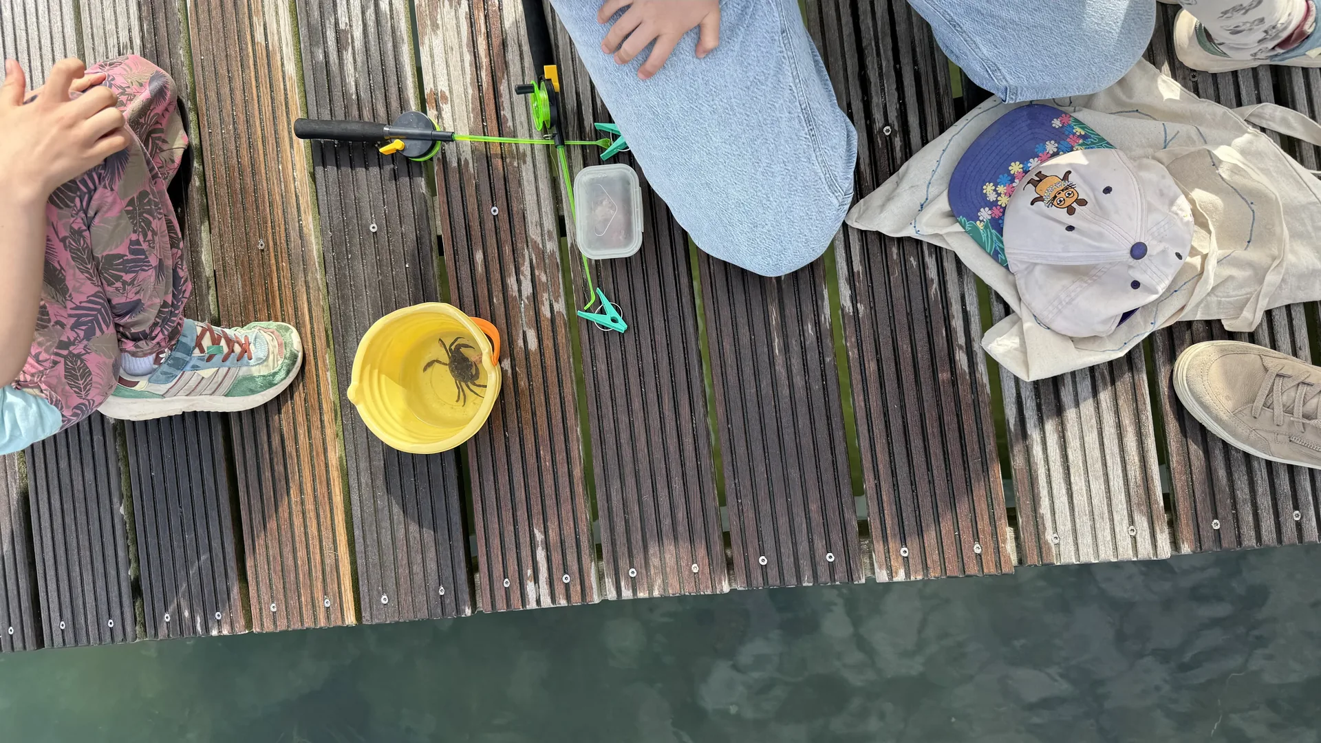 Krabben fangen am Steg vor dem Surfcenter am Grevelingenmeer mit Eimer und Stockangel