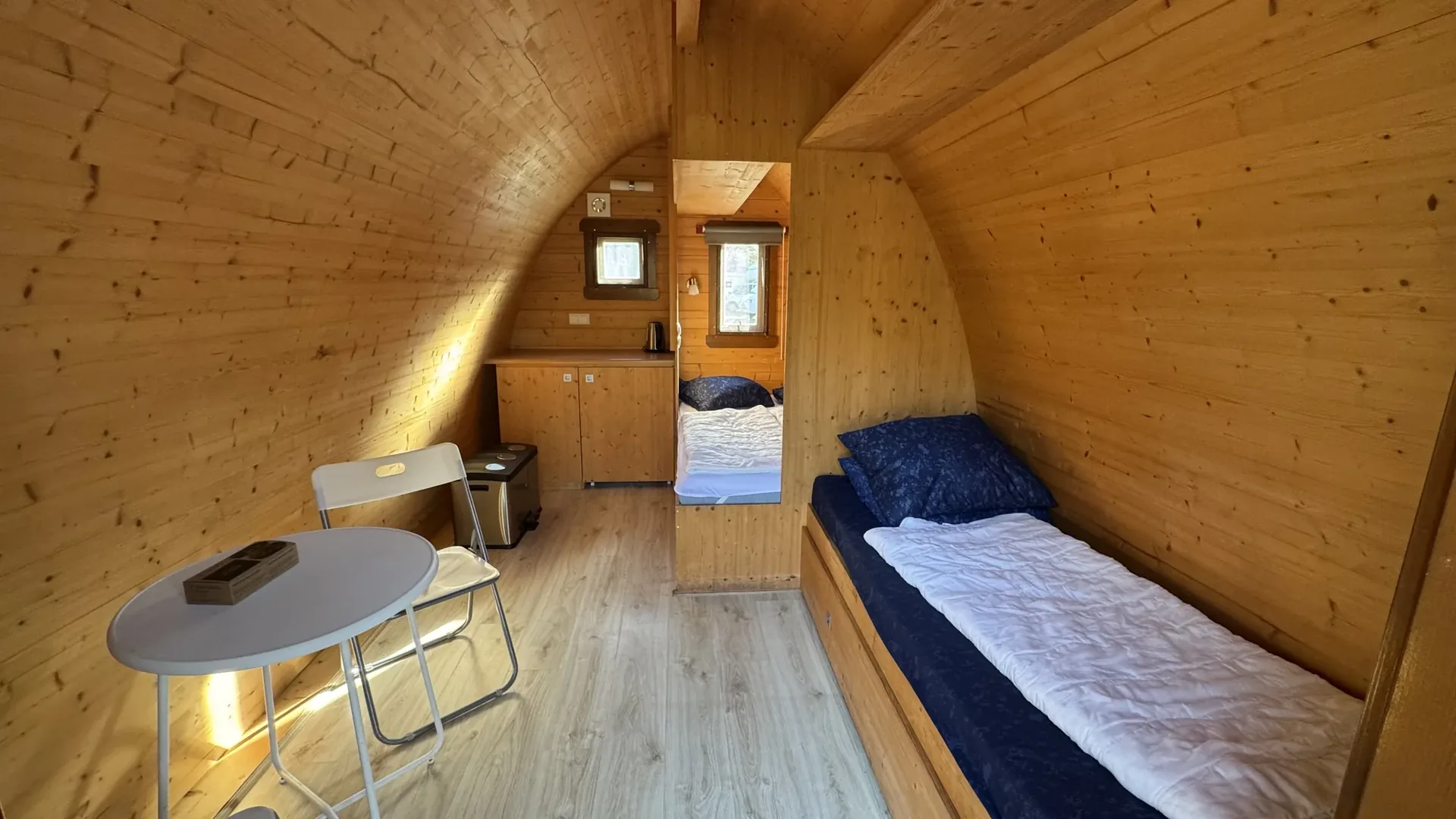 Das Innere eines Camping-Fasses mit Matratze und Holzverkleidung