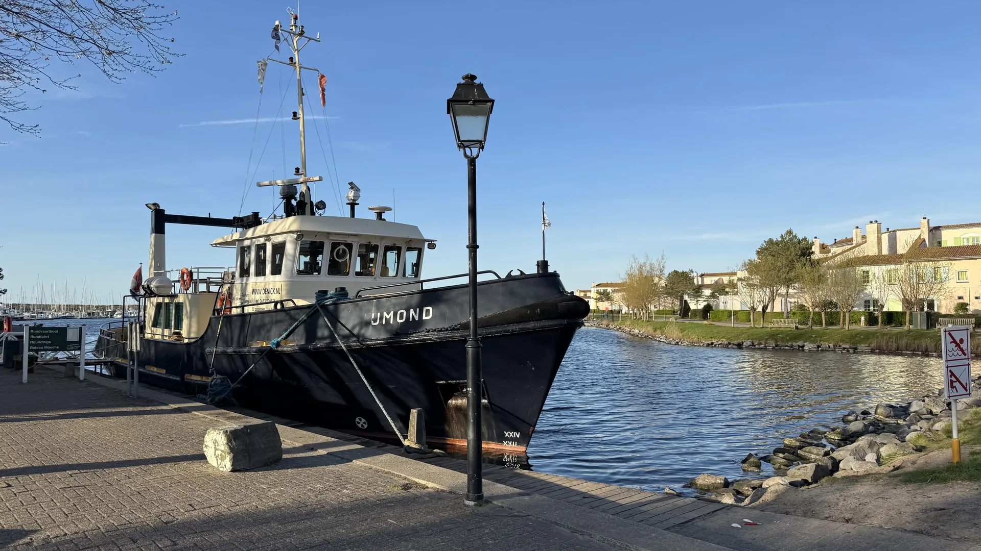Ausflugsboot im Hafen für Touren über das Grevelingenmeer
