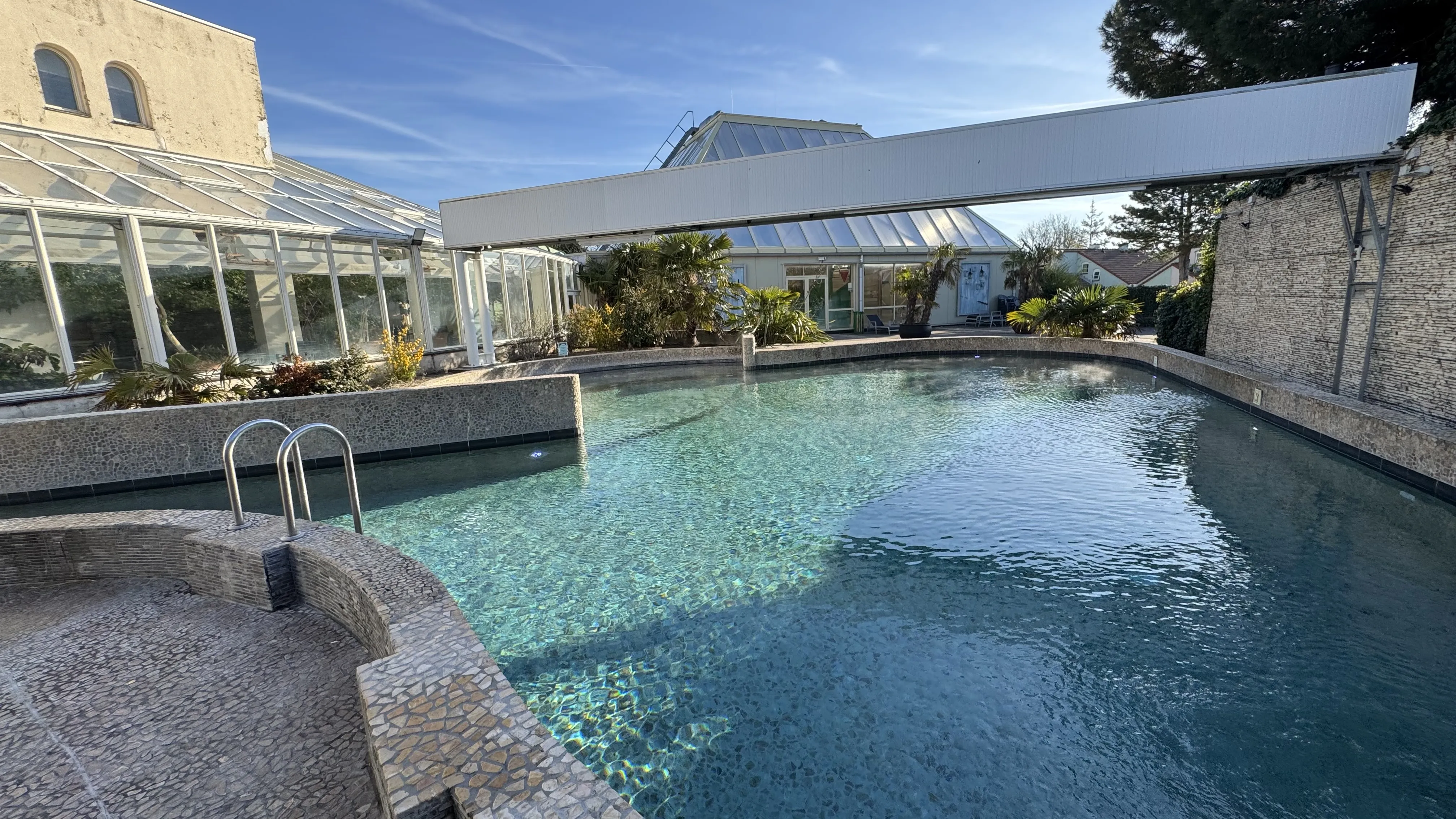 Das Außenbecken des Aqua Mundo im Center Parcs Port Zélande