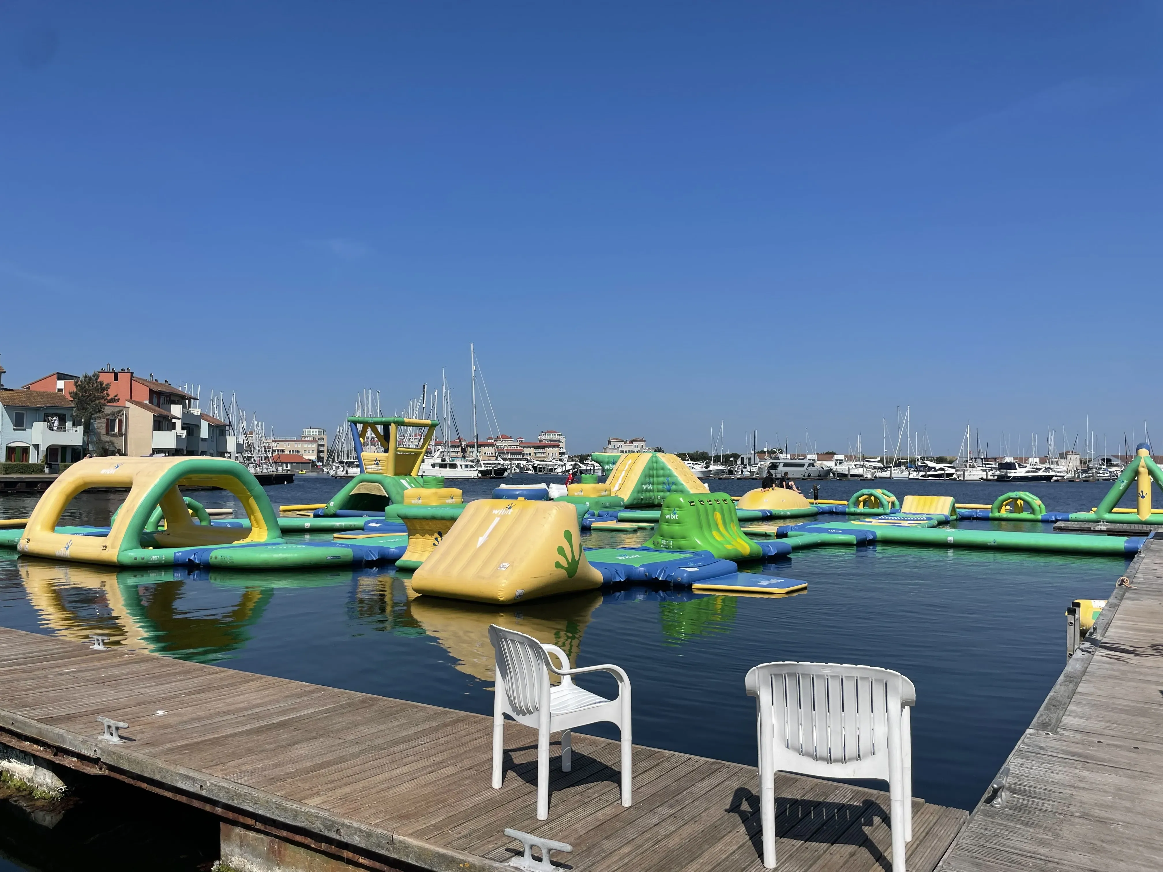 Hafenbereich im Center Parcs Port Zélande mit Ferienwohnungen und Aquapark