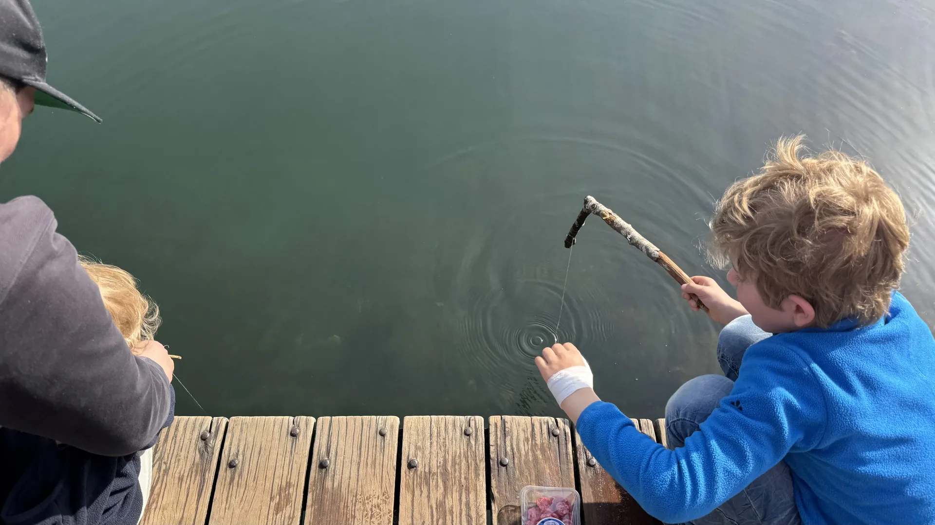 Der Große beim Krabbenfischen mit Stockangel am Hafen