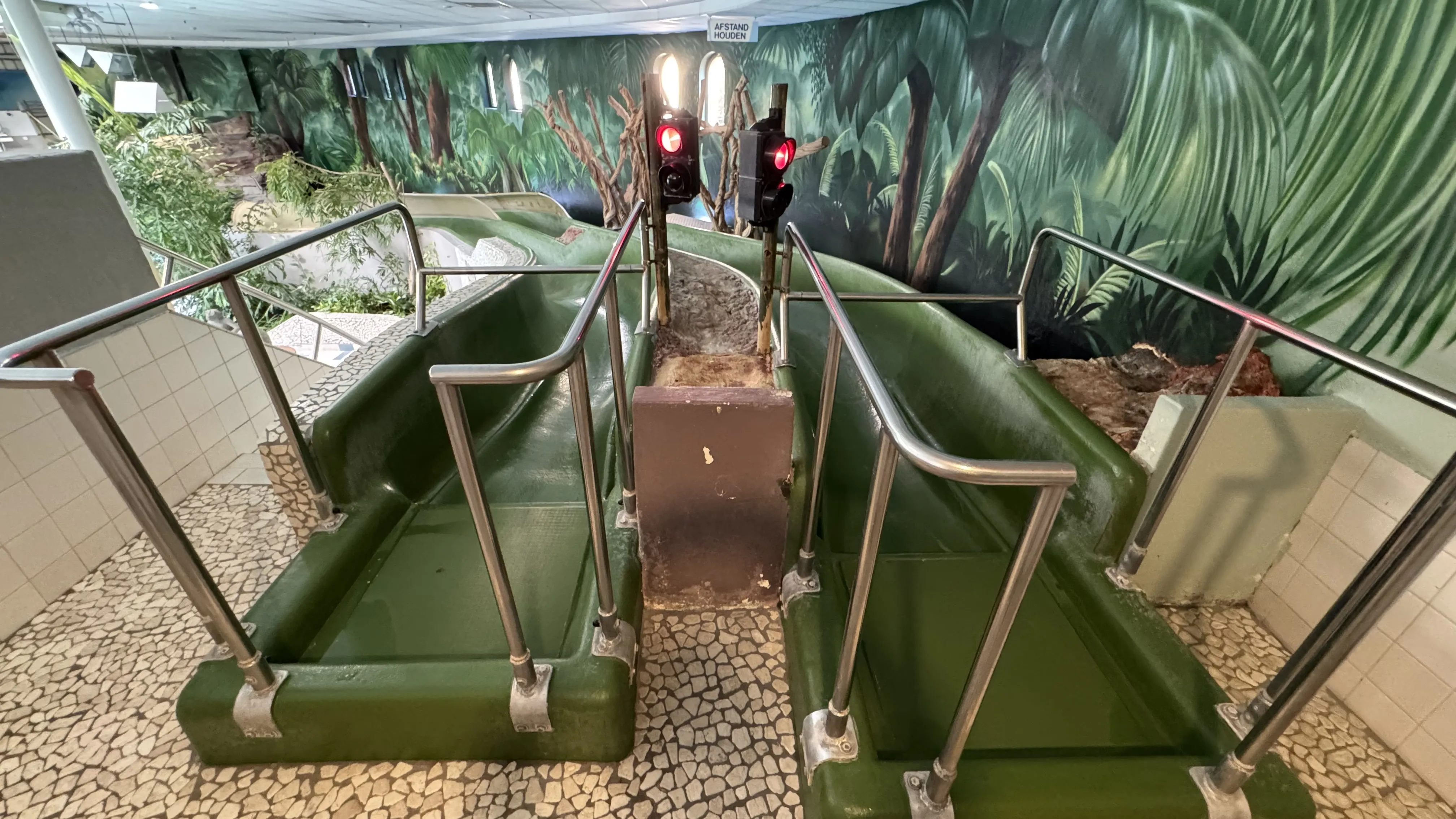 Die alten Doppelrutschen – nicht mehr die neuesten, aber bei Kindern beliebt