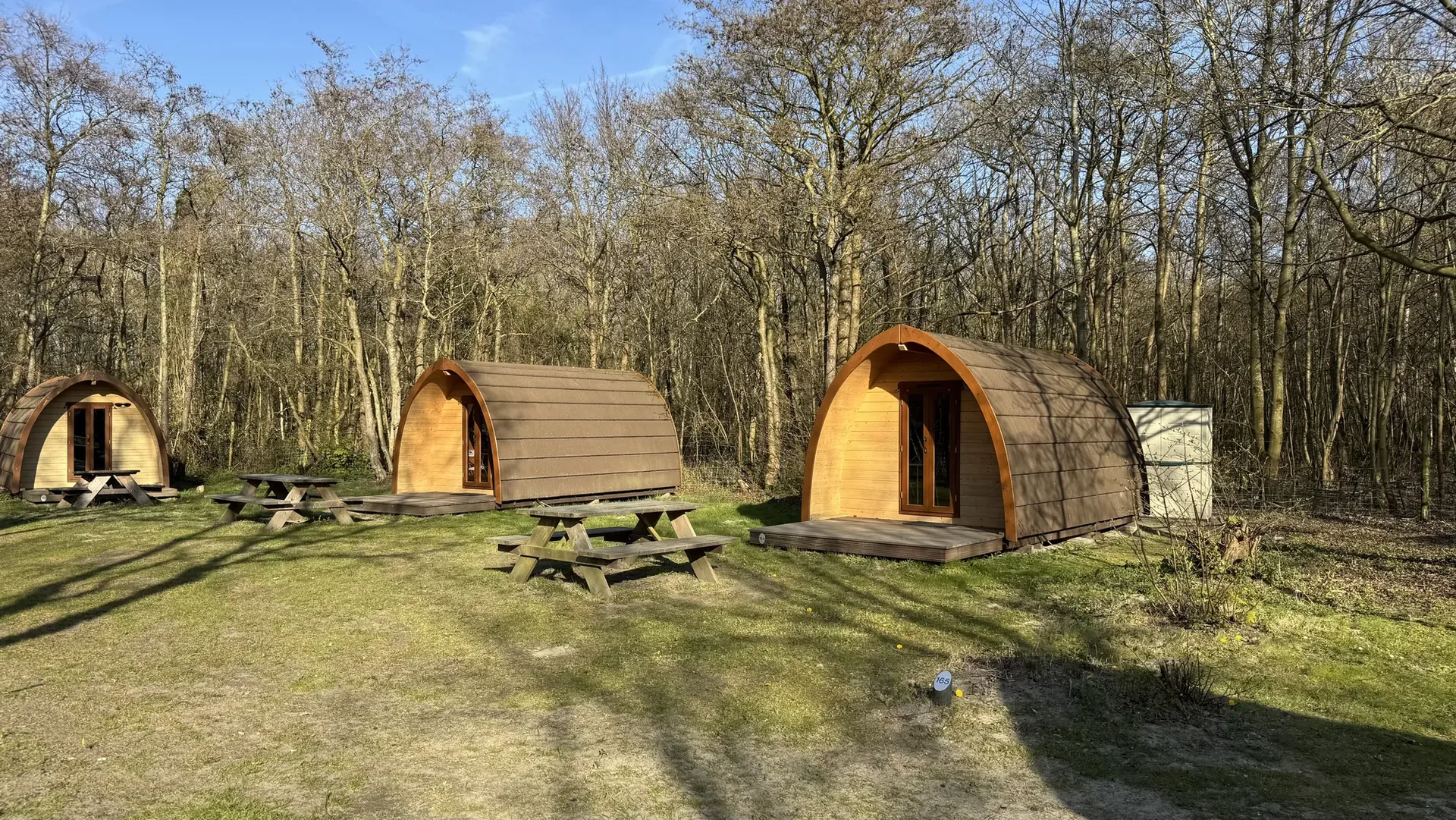 Camping-Fässer in einer Reihe auf dem Campingplatz im Center Parcs Port Zélande