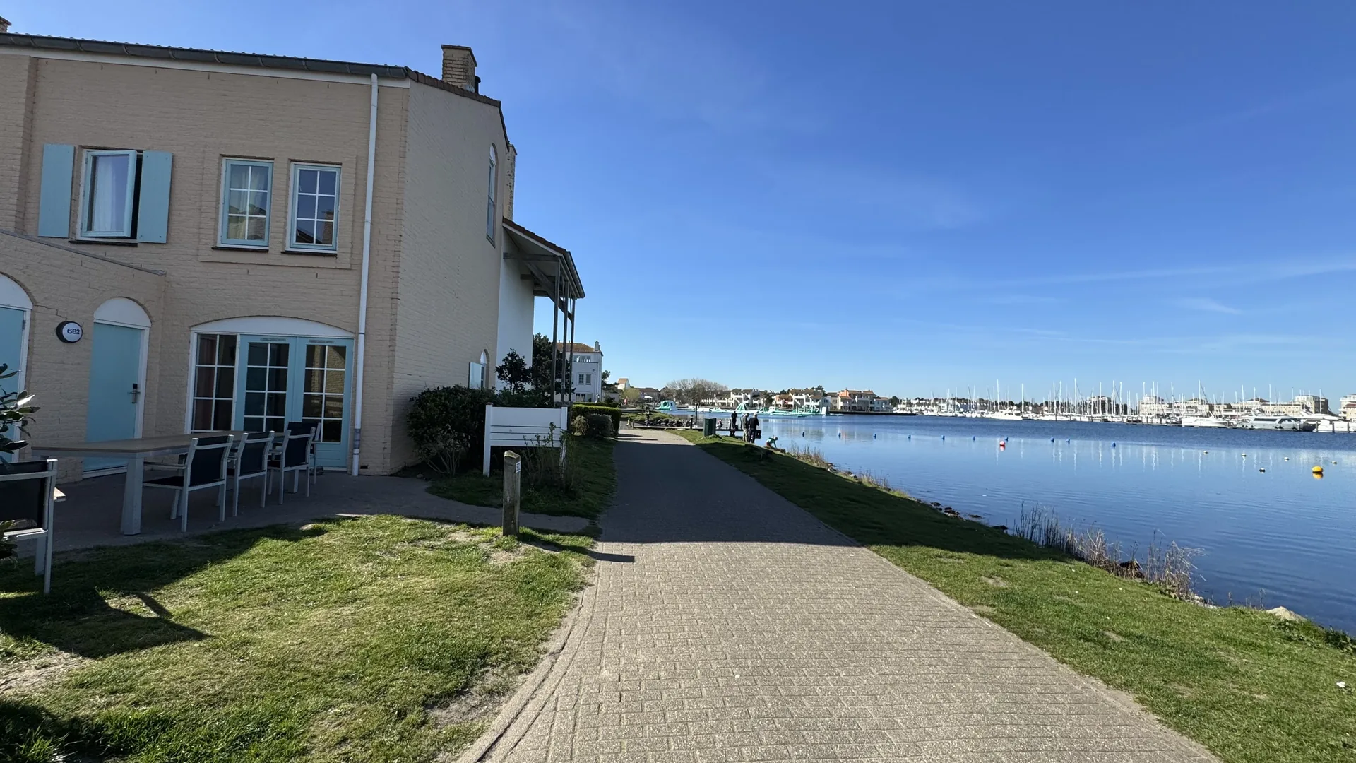 Die Ferienhäuser am Rand des Grevelingenmeeres mit nur einem kleinen Weg zwischen Terrasse und Wasser - ein absoluter Geheimtipp