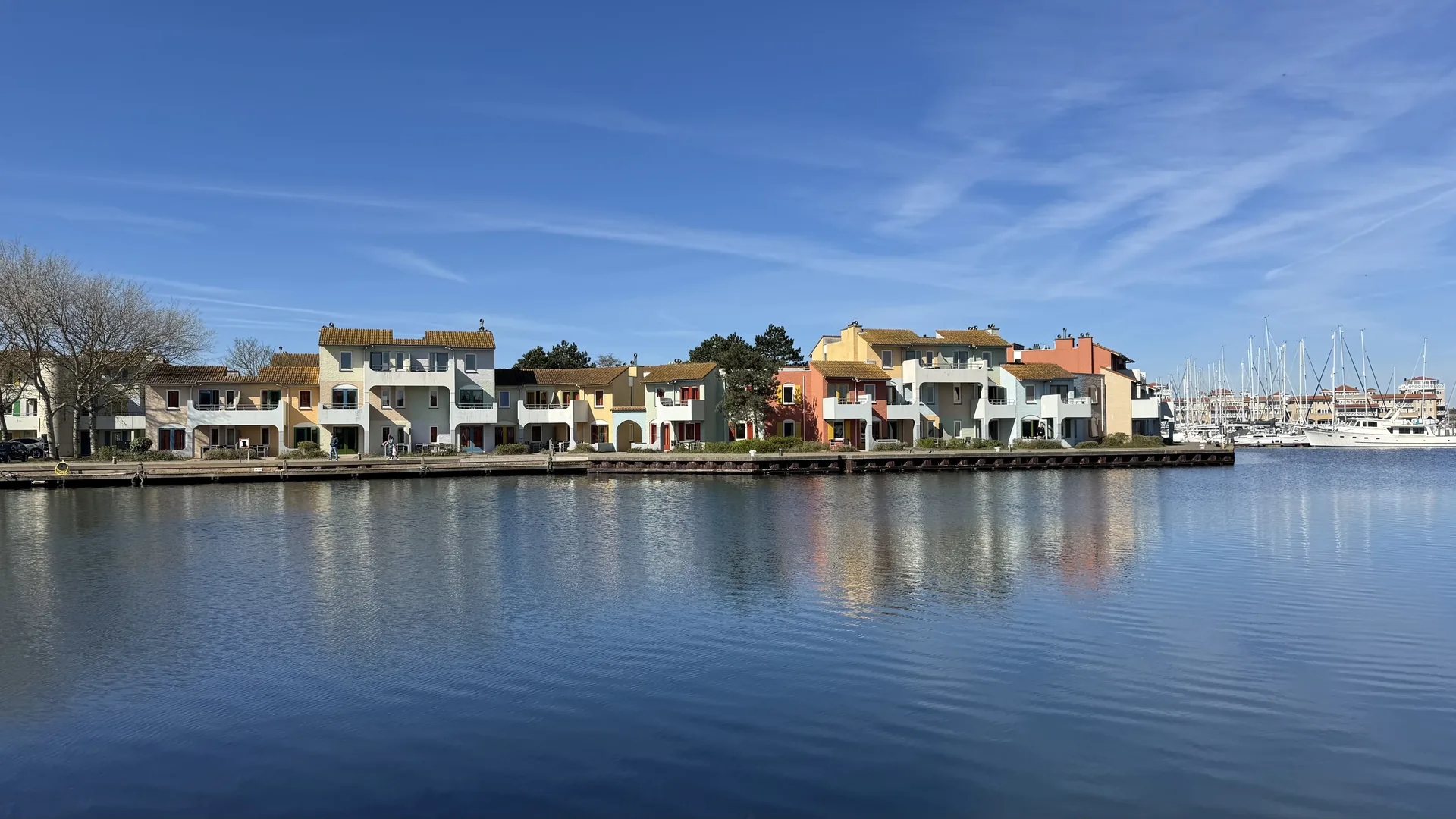 Die Ferienhäuser an der Marina - etwas kleiner und enger, dafür mit traumhaftem Blick aufs Wasser