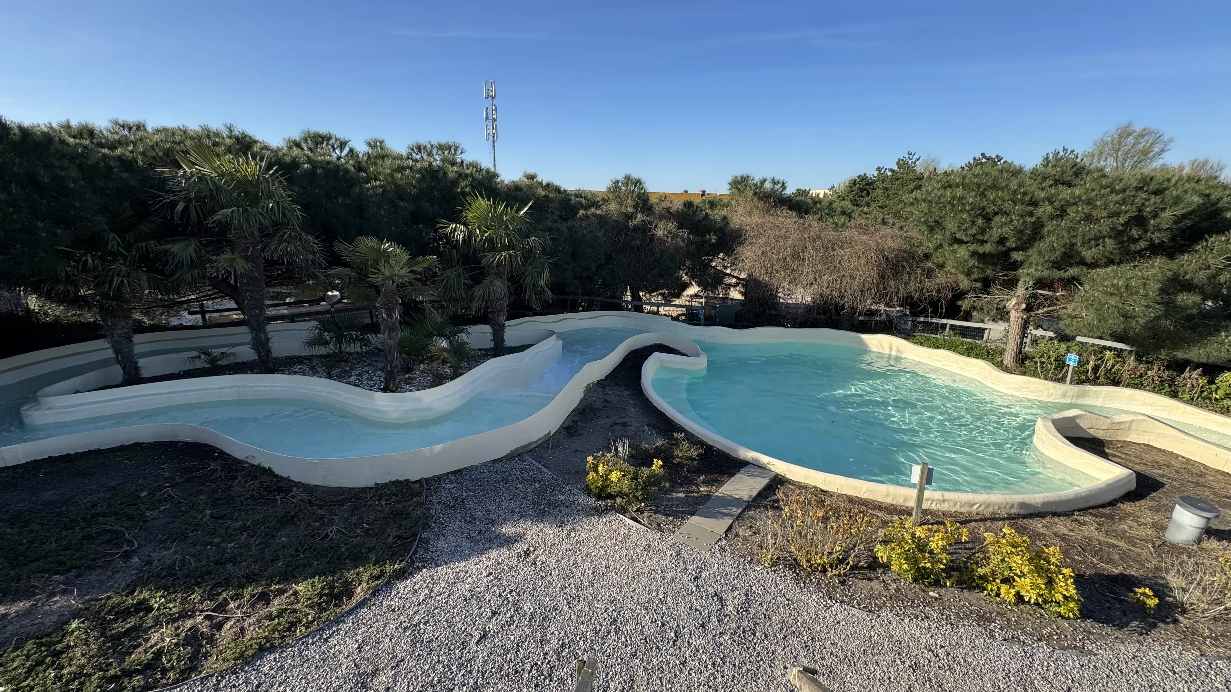Die Wildwasserbahn von draußen – die Röhren ragen über das Gebäude