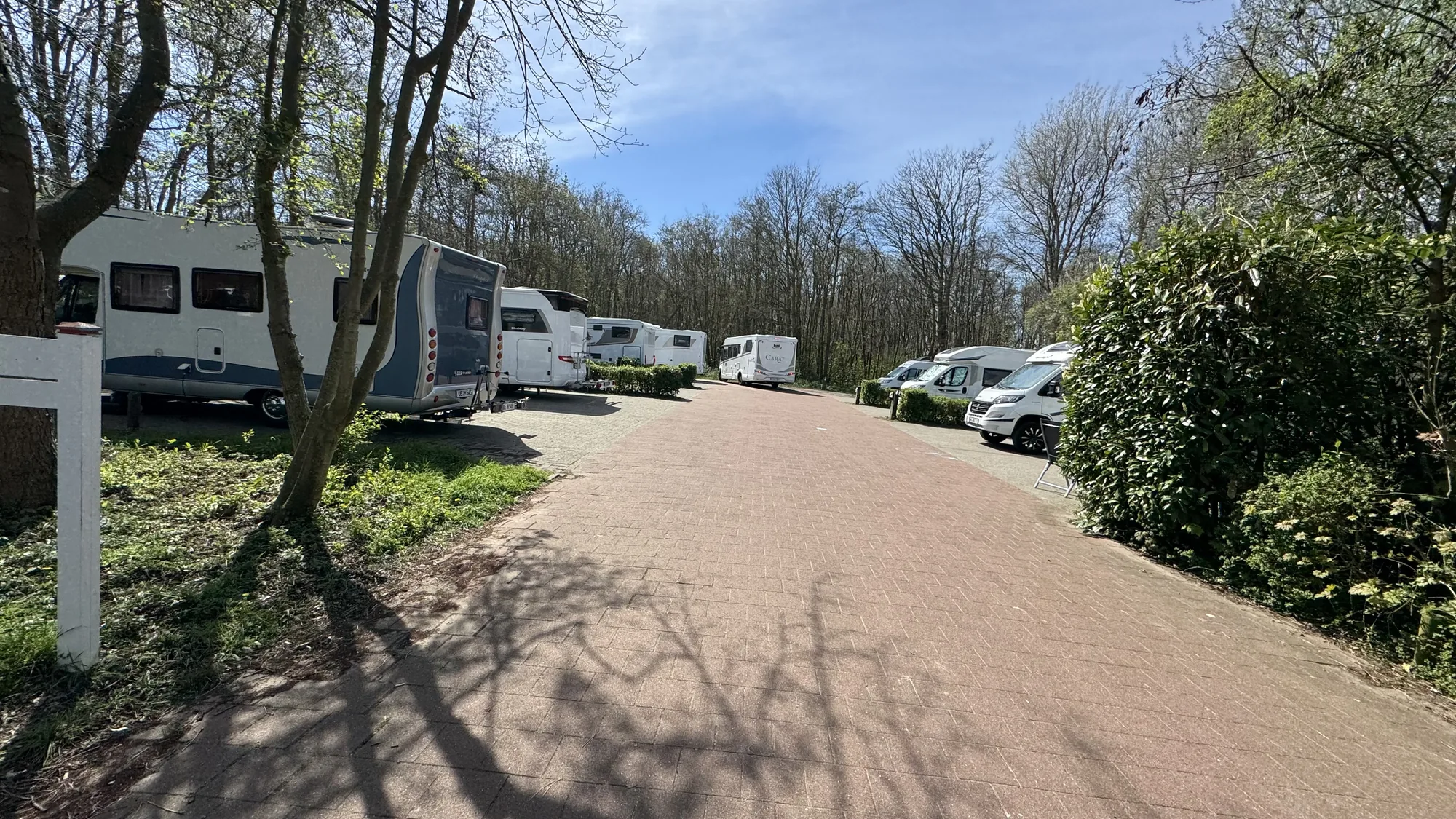 Zementierte Stellplätze ohne Grün auf dem Campingplatz im Port Zélande