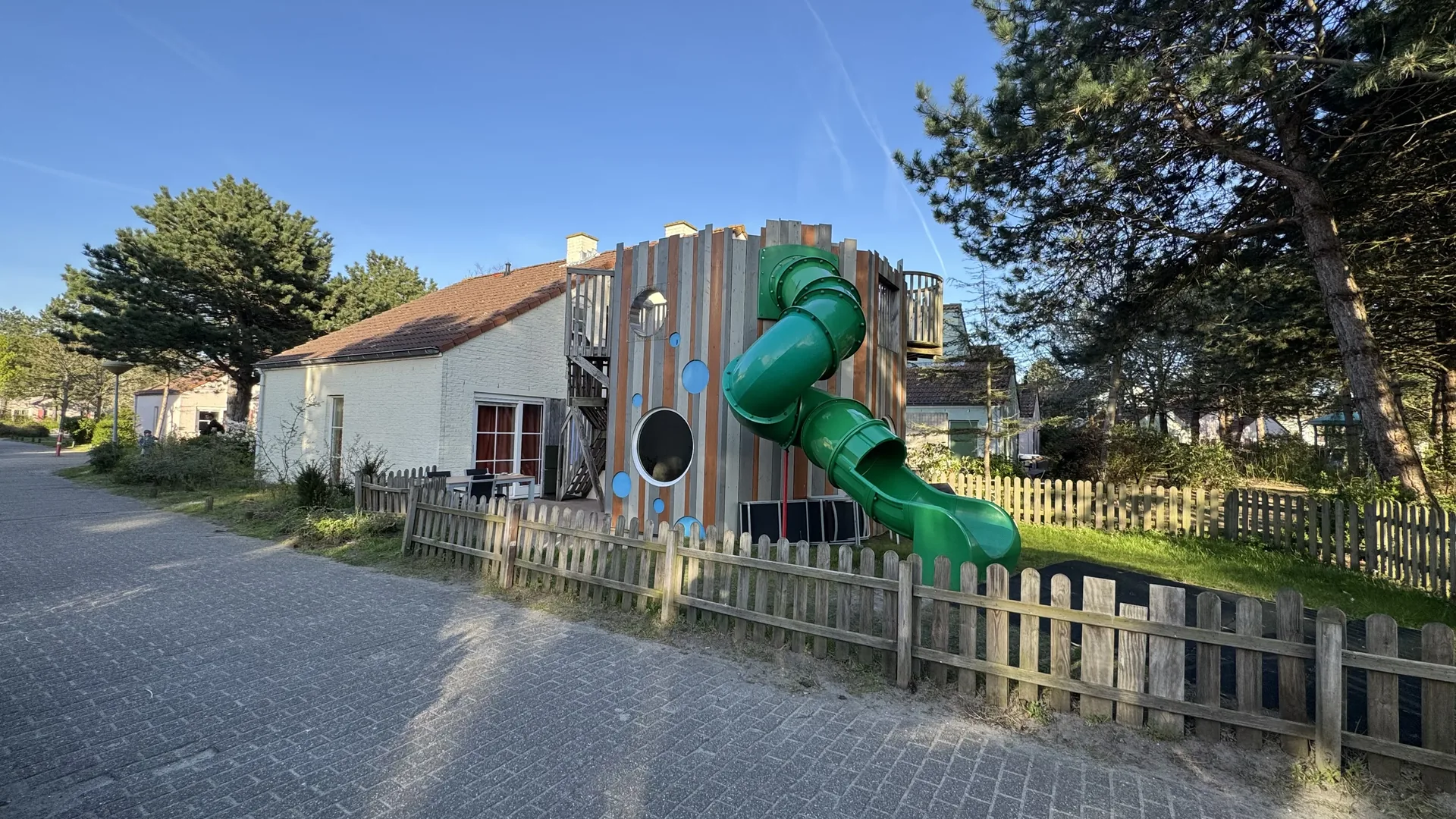Kinderferienhaus mit eigenem Spielplatz und großer Rutsche im Port Zélande