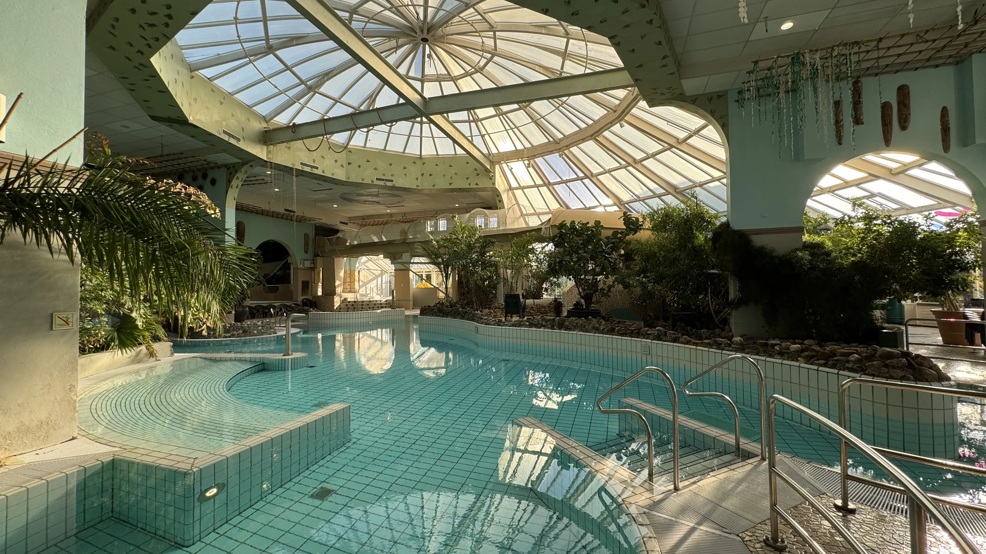 Das Nebenbecken mit der großen Kuppel – hier ist es etwas ruhiger